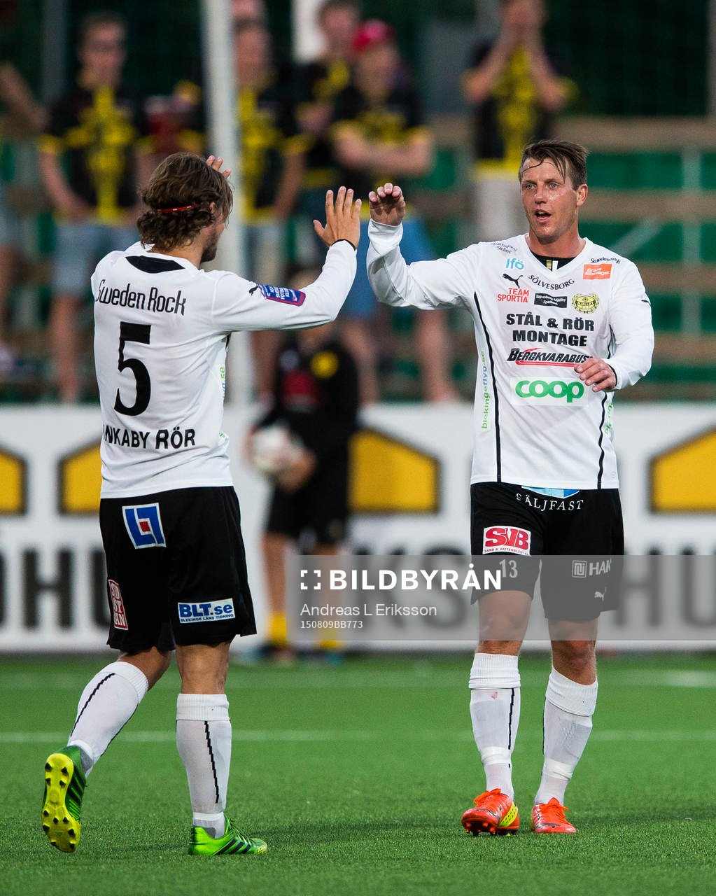 Mjällbys William Leandersson och Daniel Nilsson jublar efter fotbollsmatchen i Superettan mellan Frej Täby och Mjällby den 9 augusti 2015 i Stockholm.