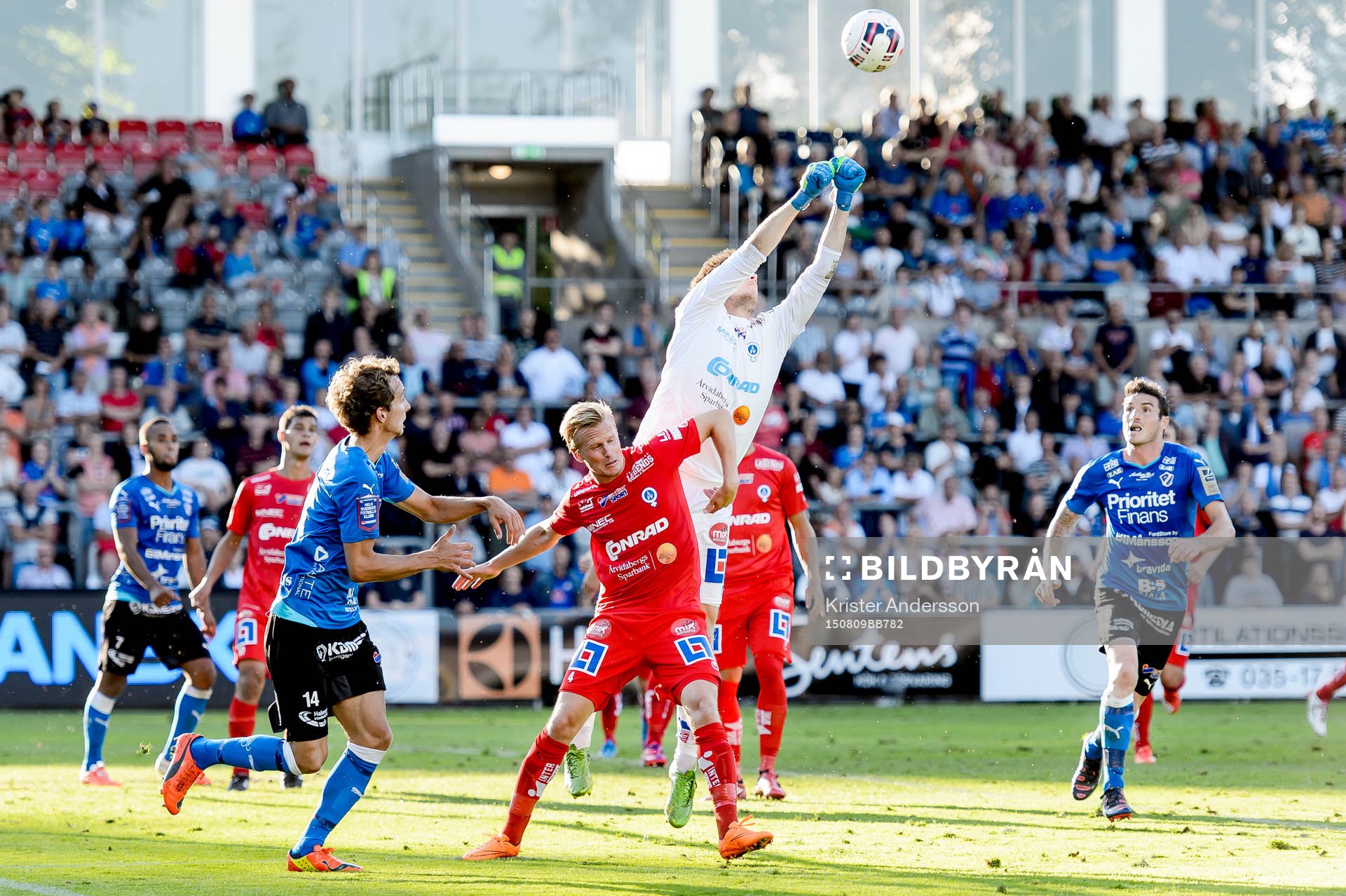 Åtvidabergs målvakt Gustav Jansson boxar bort bollen