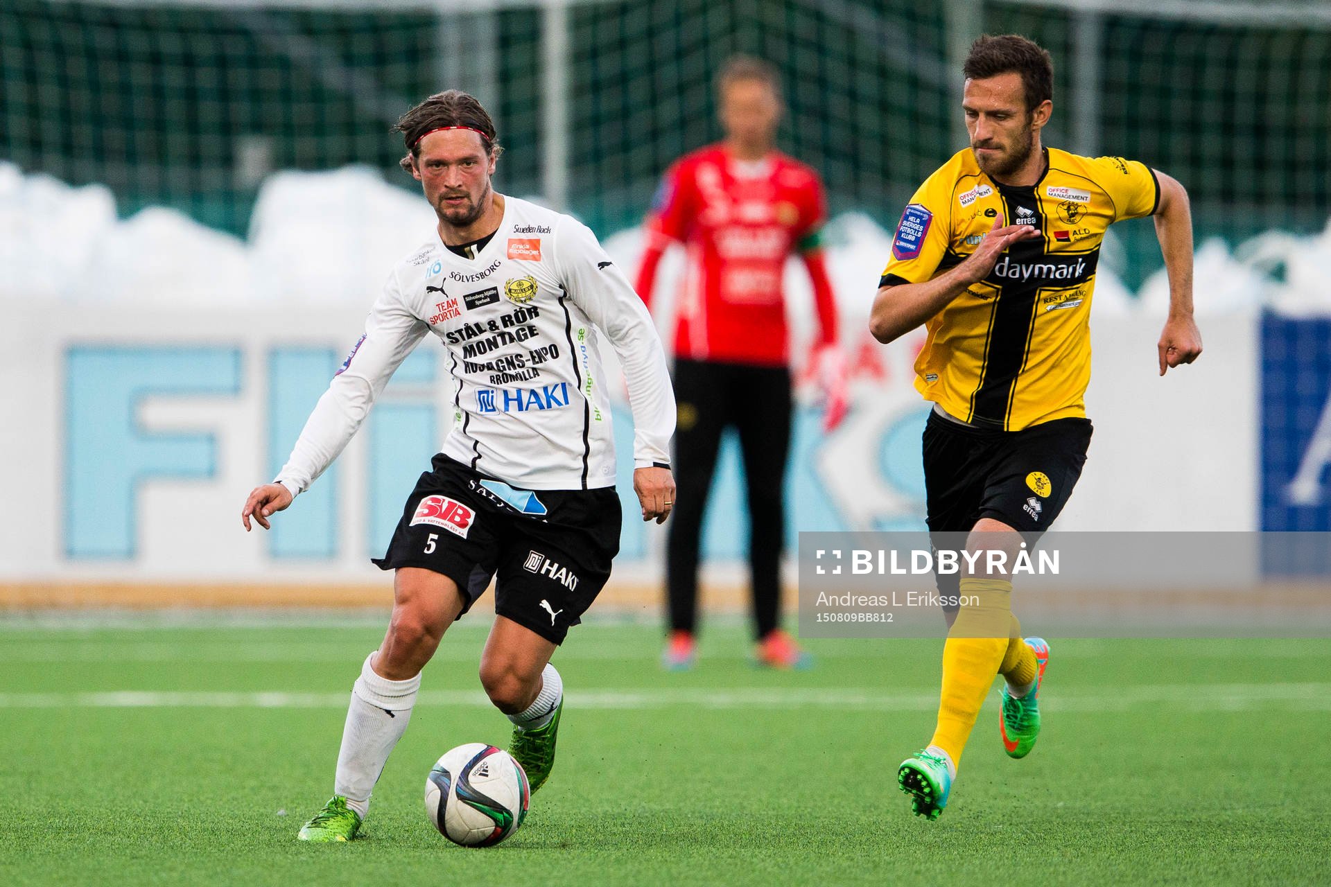 Mjällbys William Leandersson och Frej Täbys Sasa Plavsic