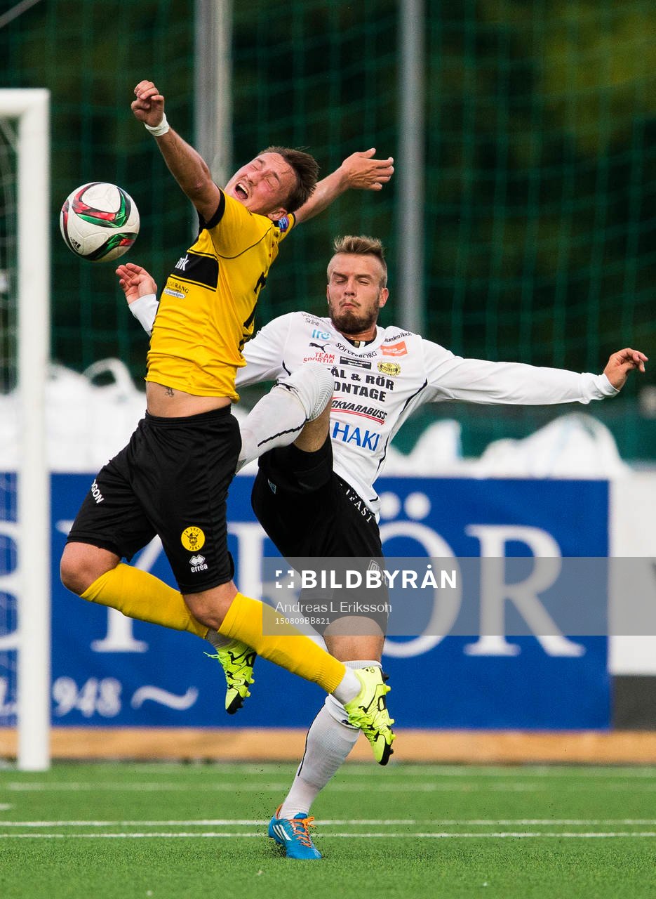 Mjällbys Simon Nilsson träffar Frej Täbys Smajl Suljevic