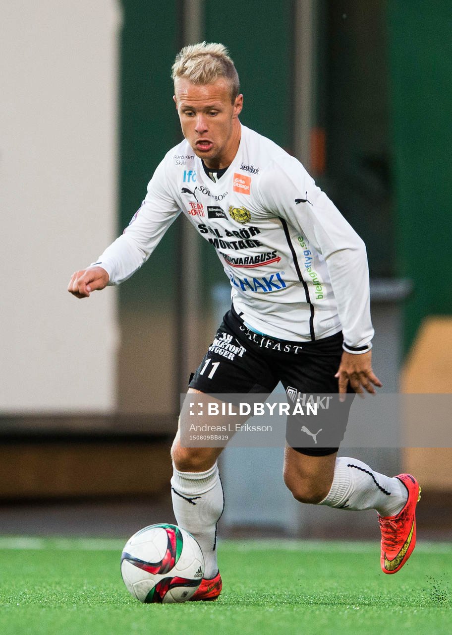 Mjällbys Joel Wedenell med bollen