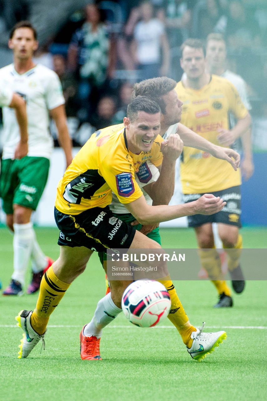 Elfsborgs Jon Jönsson i en kollision med Hammarbys Måns