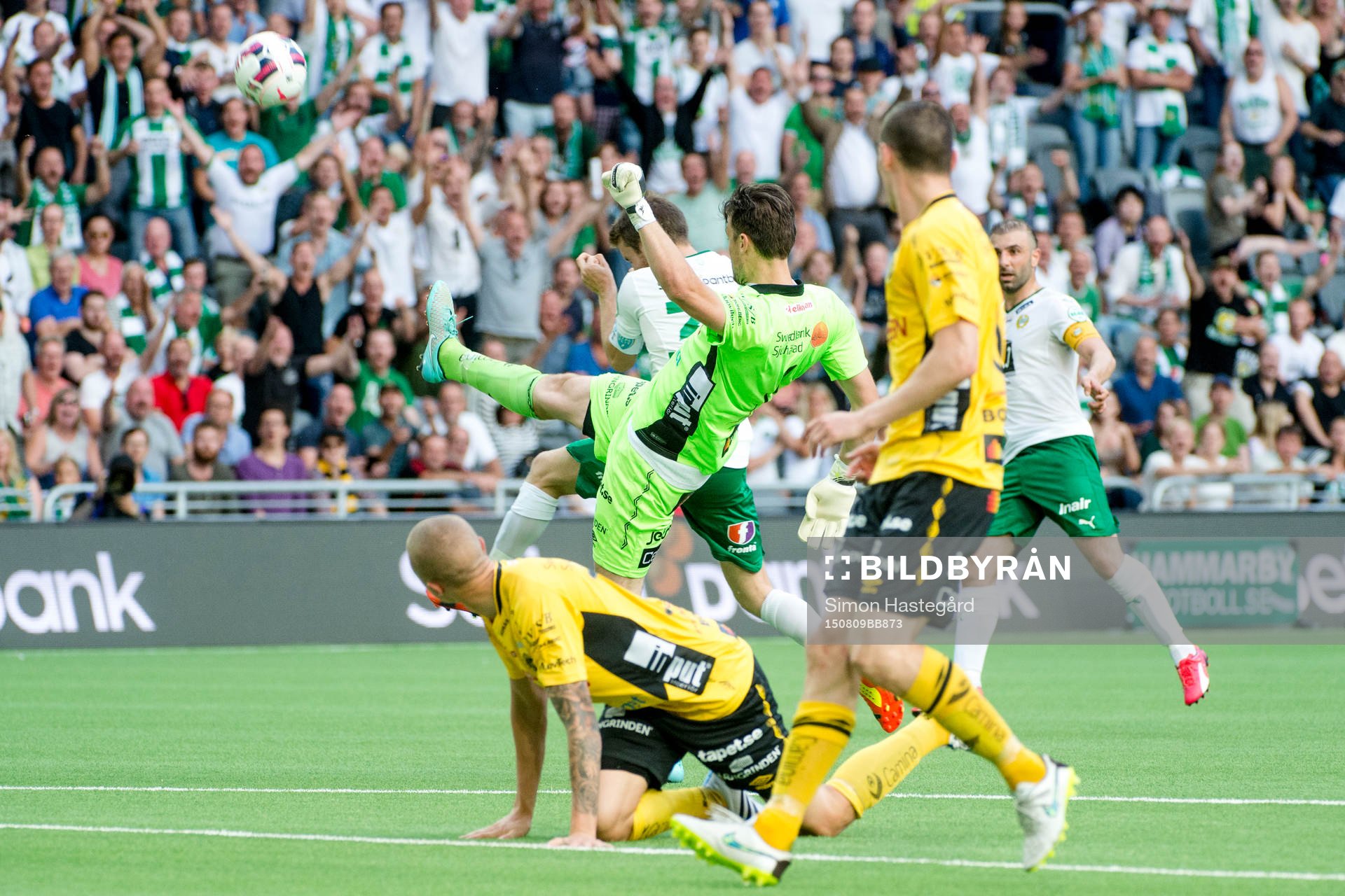Elfsborgs målvakt Kevin Stuhr Ellegaard rensar bort bollen