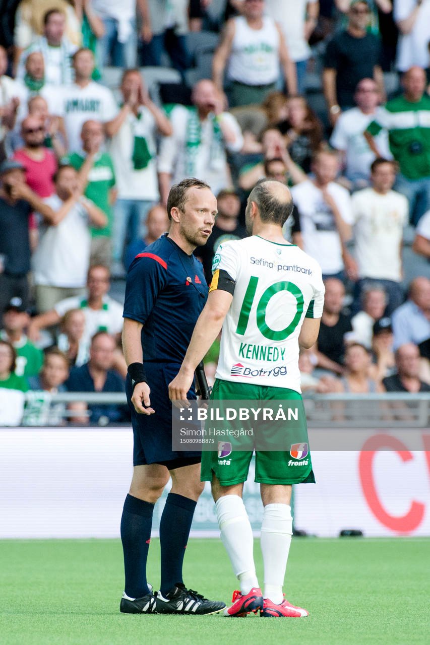 Assisterande domaren Björn Lindroth i samtal med Hammarbys