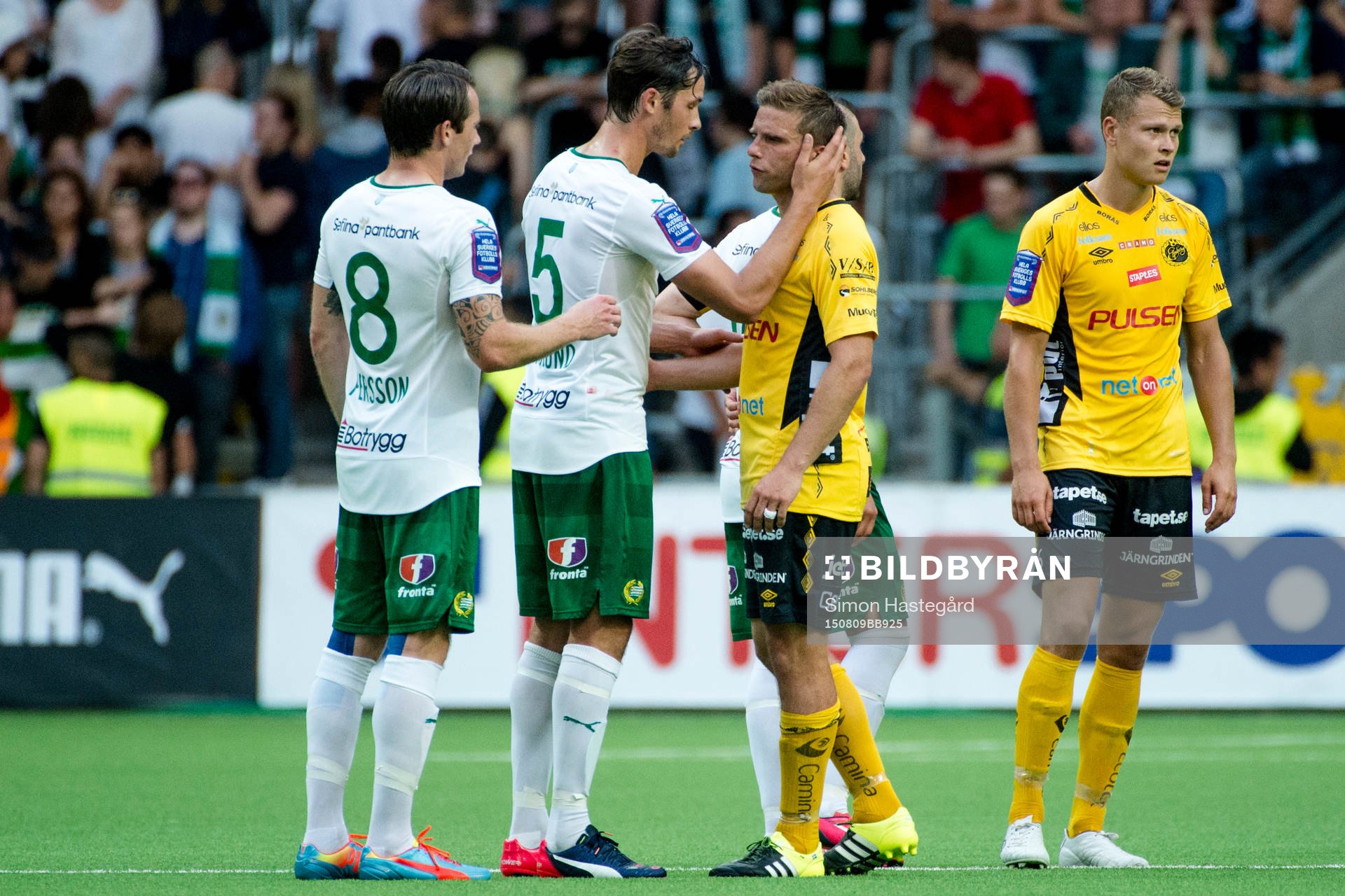 Hammarbys Philip Haglund och Elfsborgs Anders Svensson i samtal efter fotbollsmatchen i Allsvenskan mellan Hammarby och Elfsborg den 9 augusti 2015 i Stockholm.