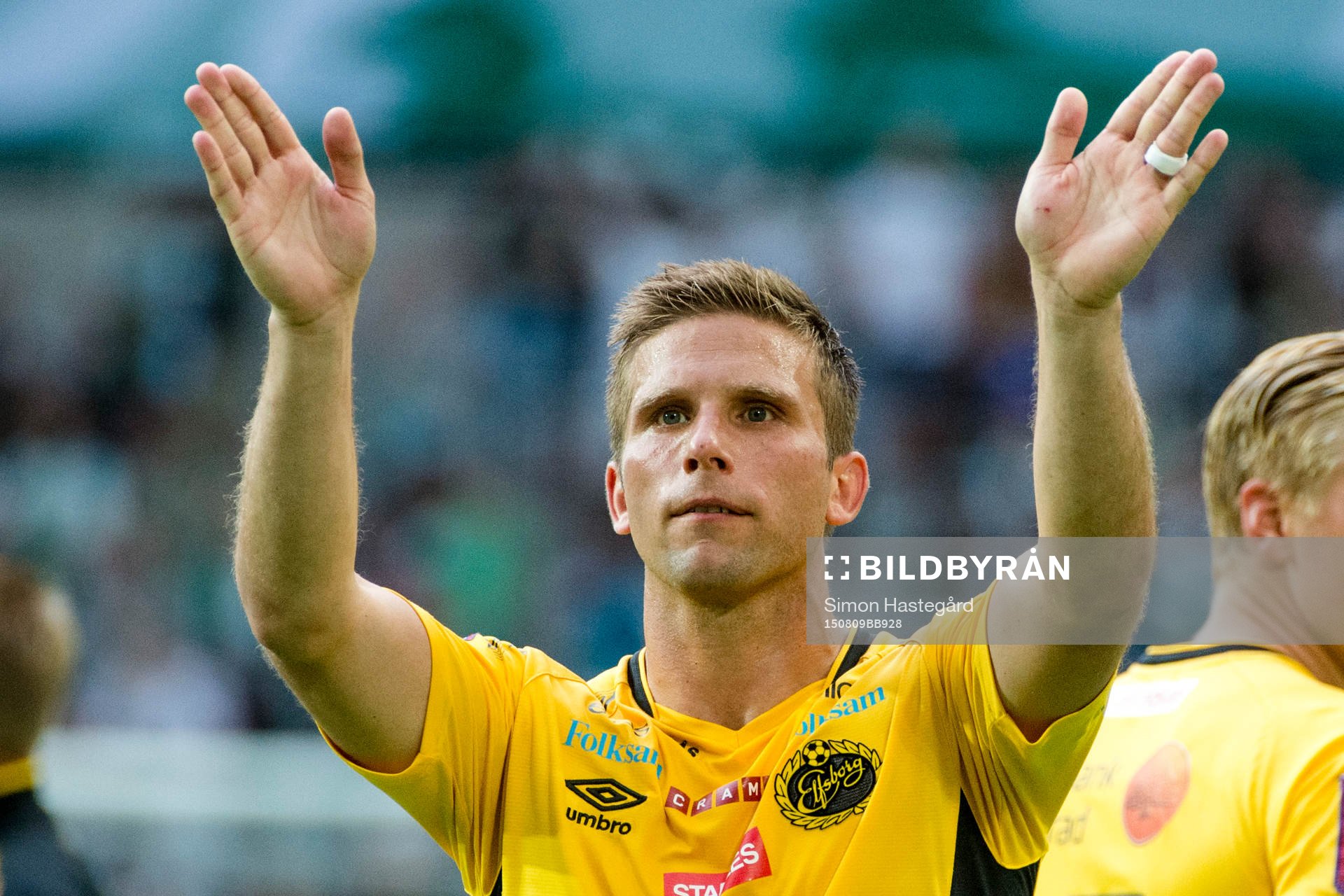 Elfsborgs Anders Svensson tackar supportrarna efter fotbollsmatchen i Allsvenskan mellan Hammarby och Elfsborg den 9 augusti 2015 i Stockholm.