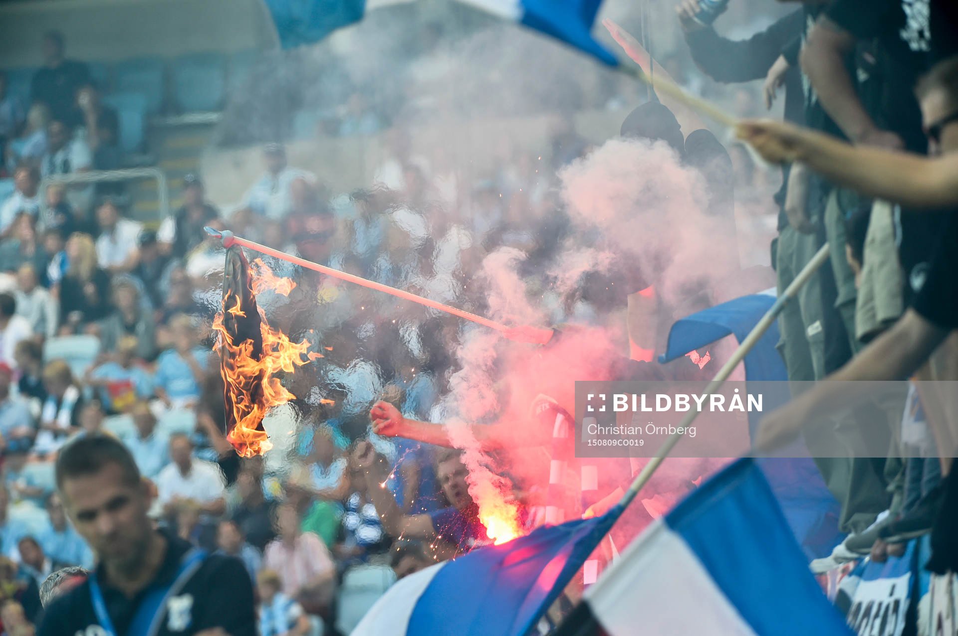 IFK Göteborgs supportrar eldar på läktaren