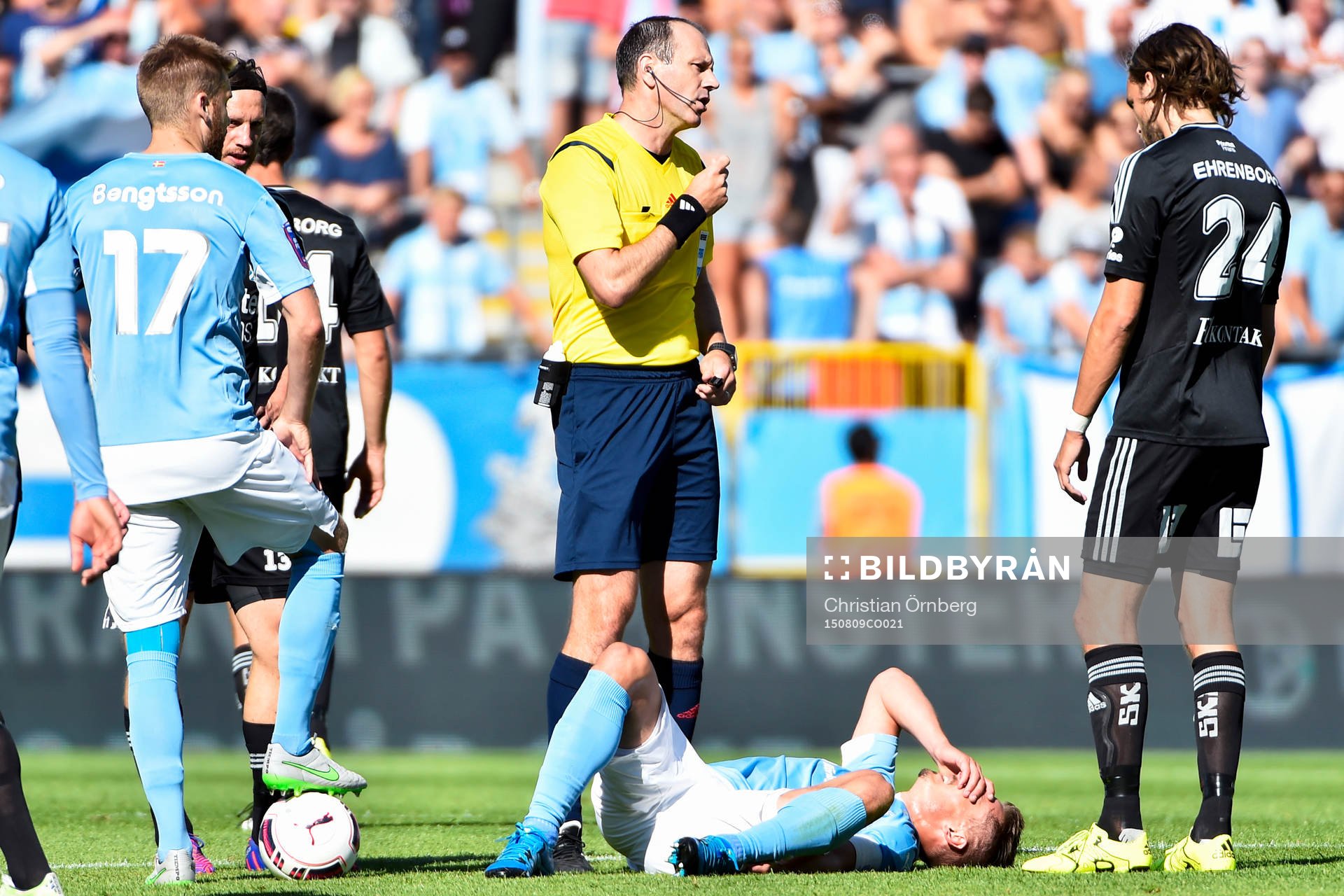 Malmö FFs Markus Rosenberg grinar illa under fotbollsmatchen i Allsvenskan mellan Malmö FF och IFK Göteborg den 9 augusti 2015 i Malmö.