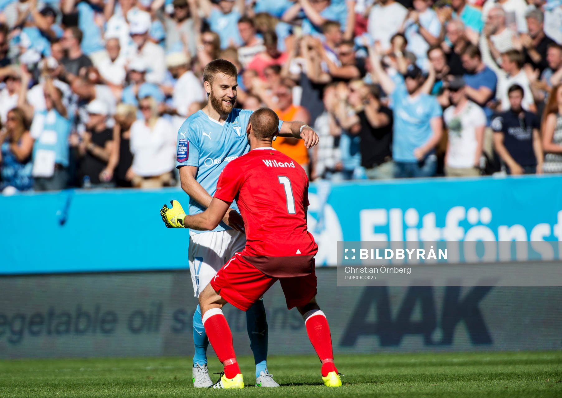Malmö FFs Rasmus Bengtsson och målvakt Johan Wiland jublar