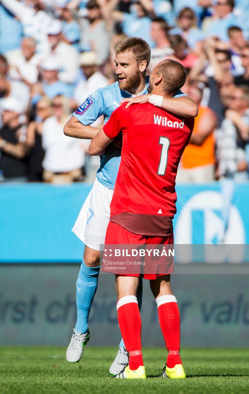 Malmö FFs Rasmus Bengtsson och målvakt Johan Wiland jublar