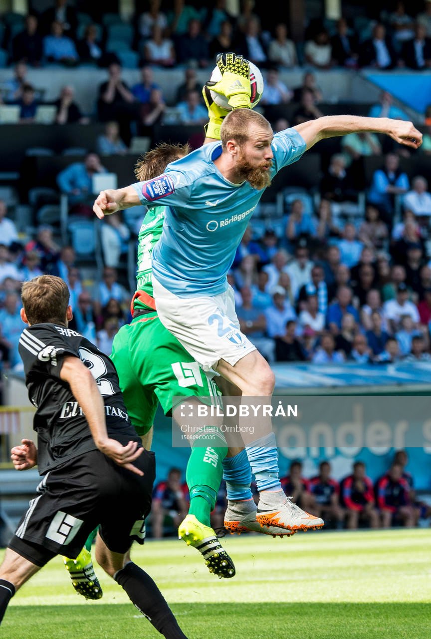 Luftduell mellan IFK Göteborgs målvakt John Alvbåge och