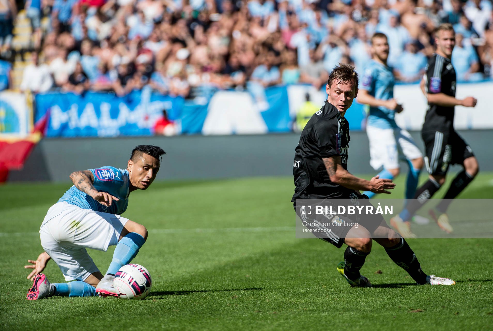 Närkamp mellan Malmö FFs Yoshimar Yotún och IFK
