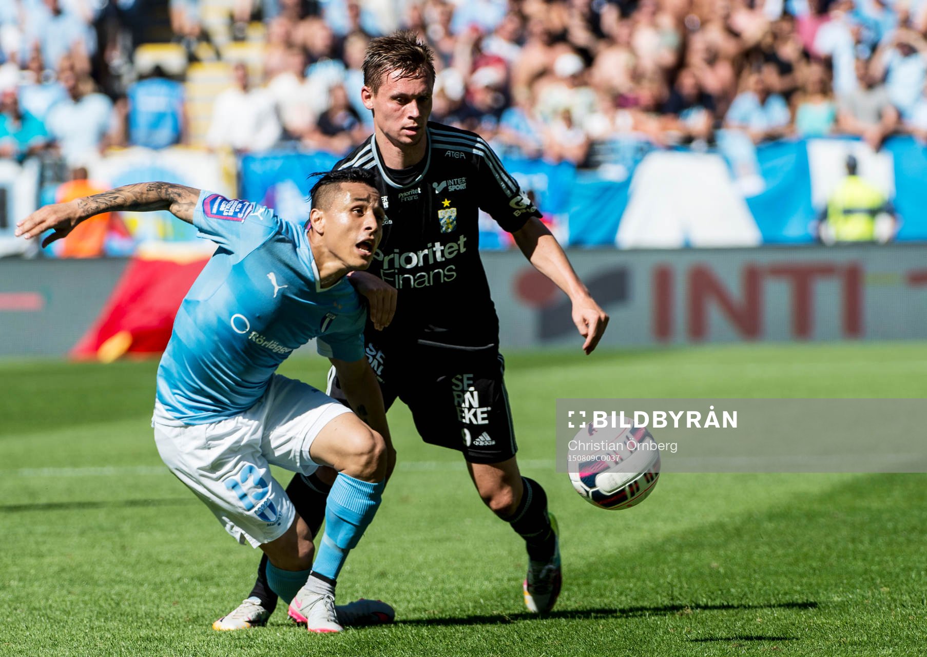 Närkamp mellan Malmö FFs Yoshimar Yotún och IFK
