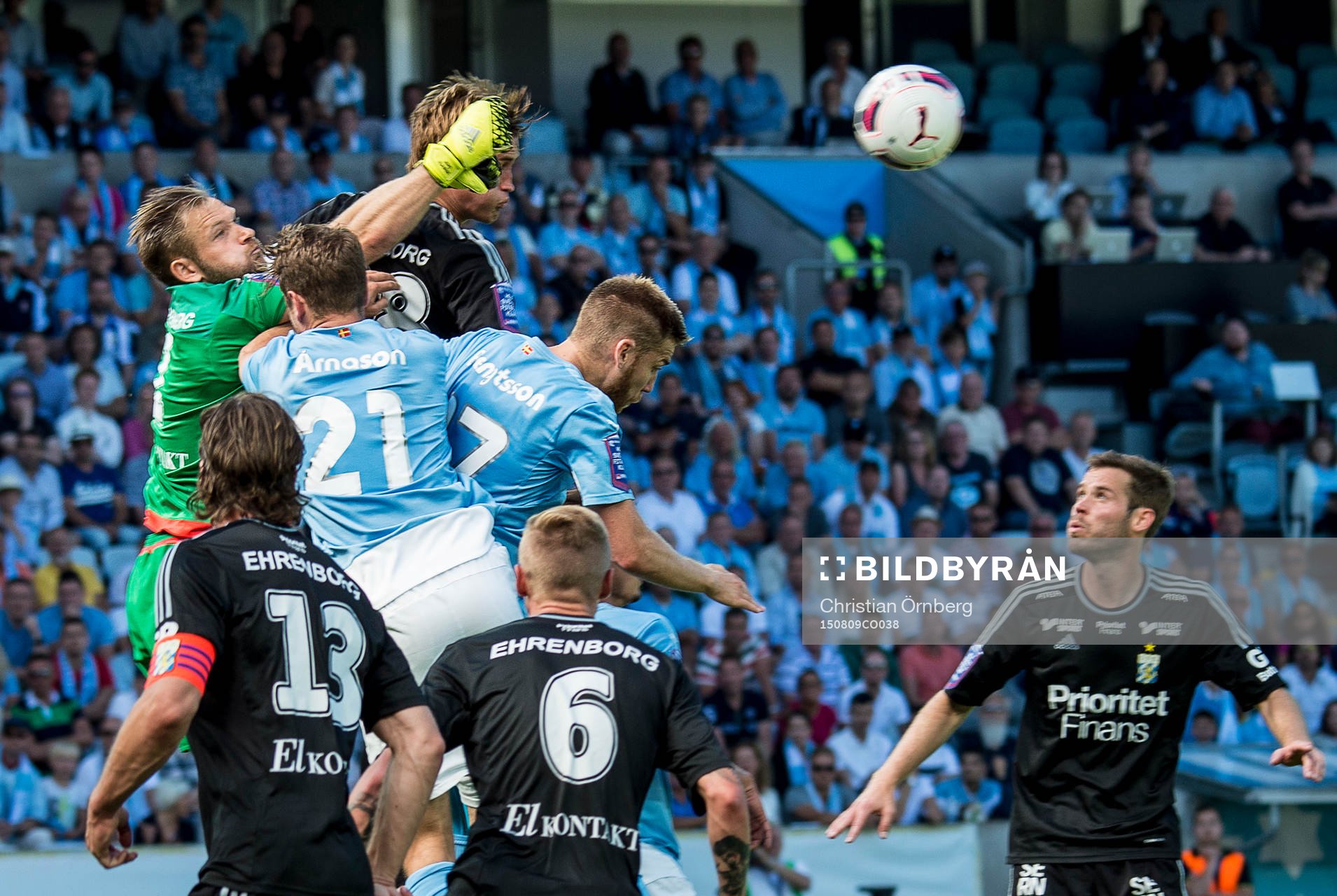 Närkamp mellan IFK Göteborgs målvakt John Alvbåge och