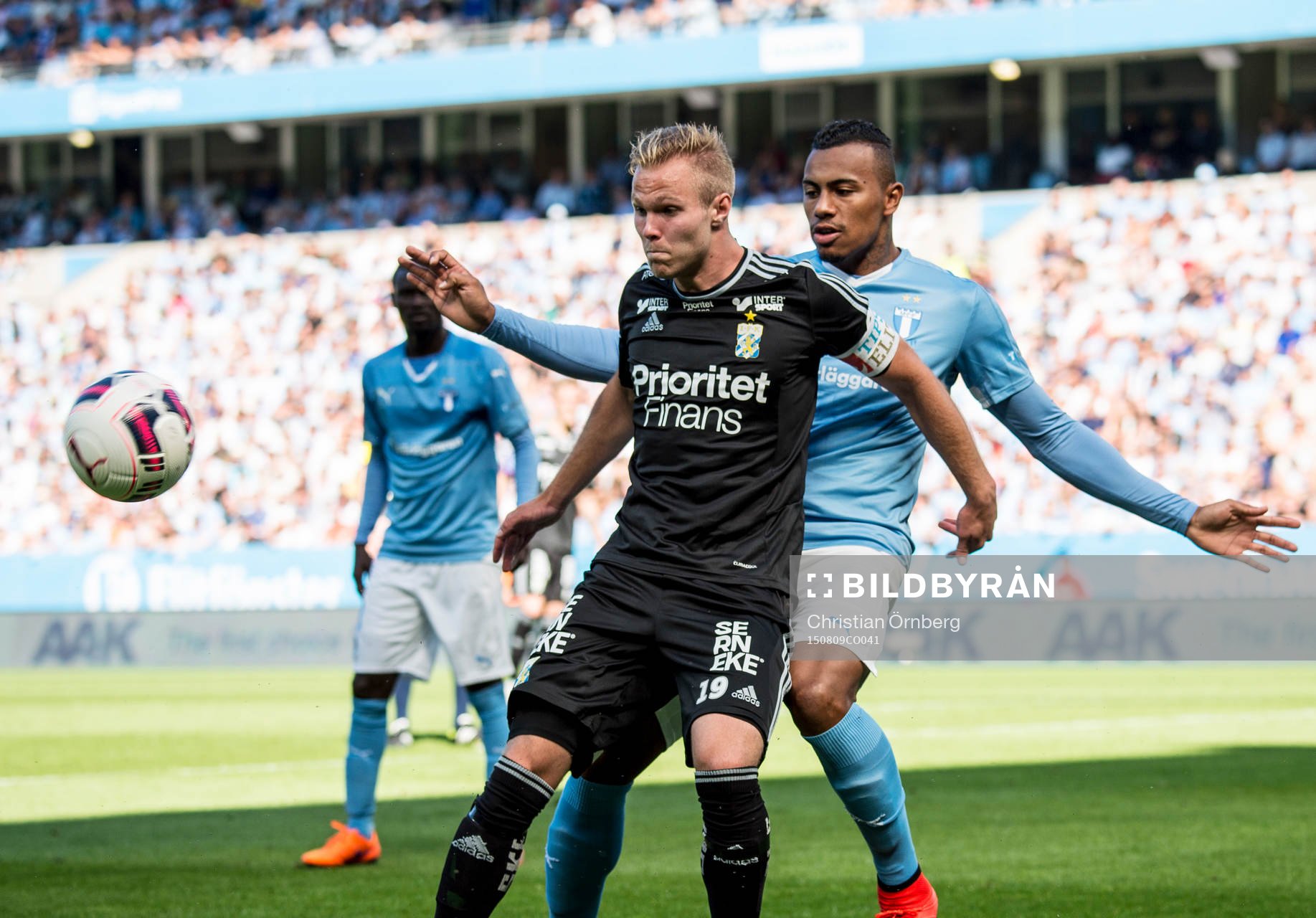 Närkamp mellan IFK Göteborgs Gustav Engvall och Malmö