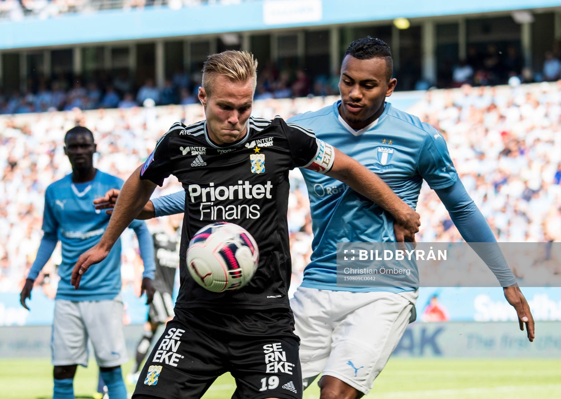 Närkamp mellan IFK Göteborgs Gustav Engvall och Malmö