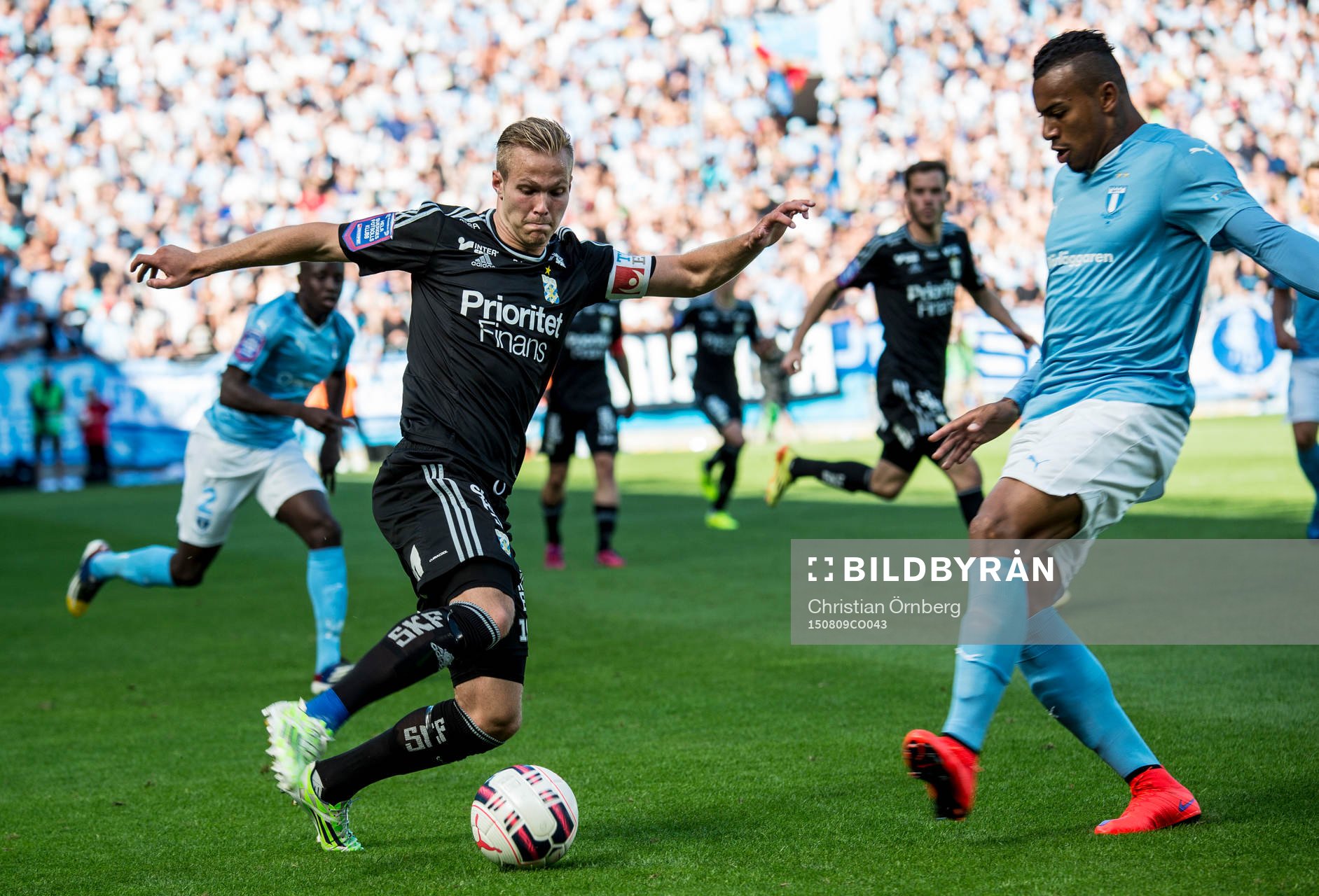Närkamp mellan IFK Göteborgs Gustav Engvall och Malmö