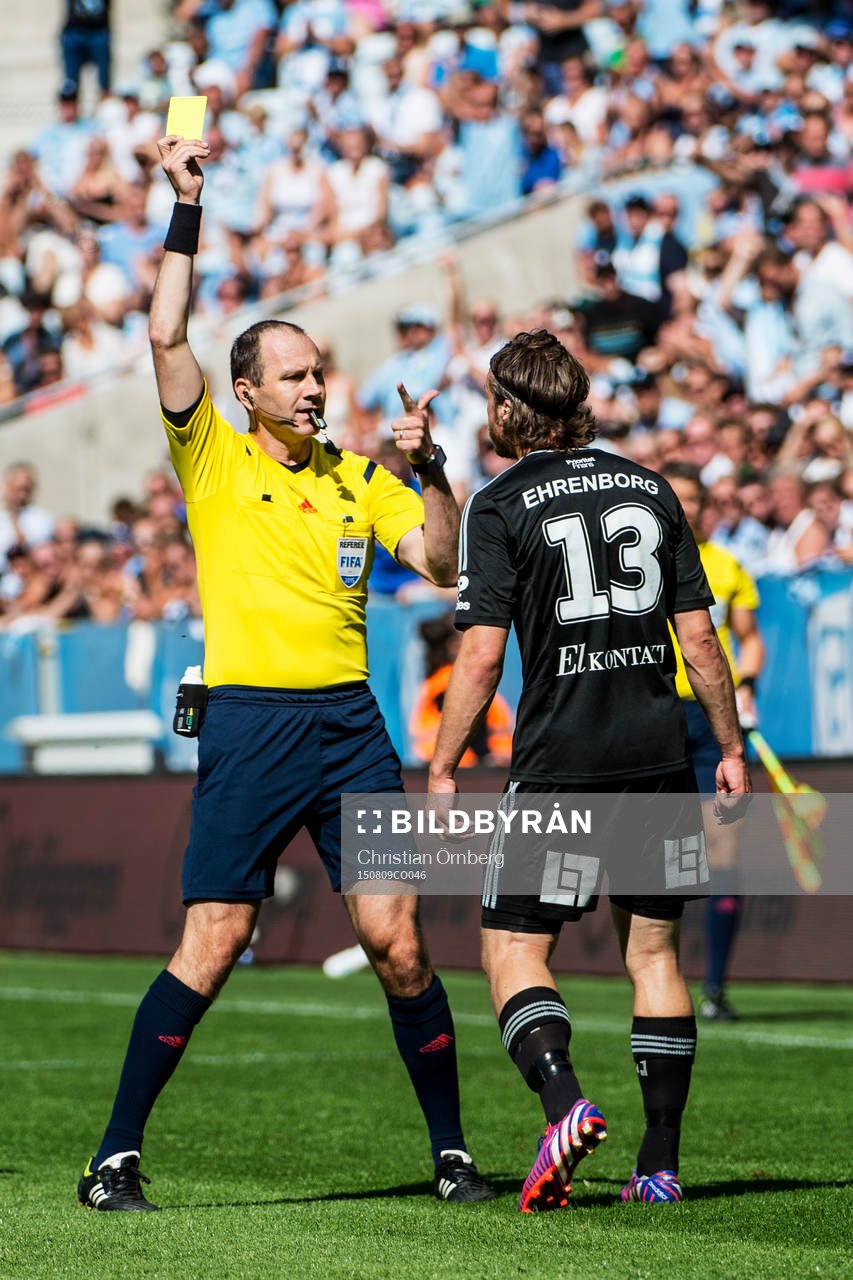 Domaren Jonas Eriksson och ger IFK Göteborgs Gustav