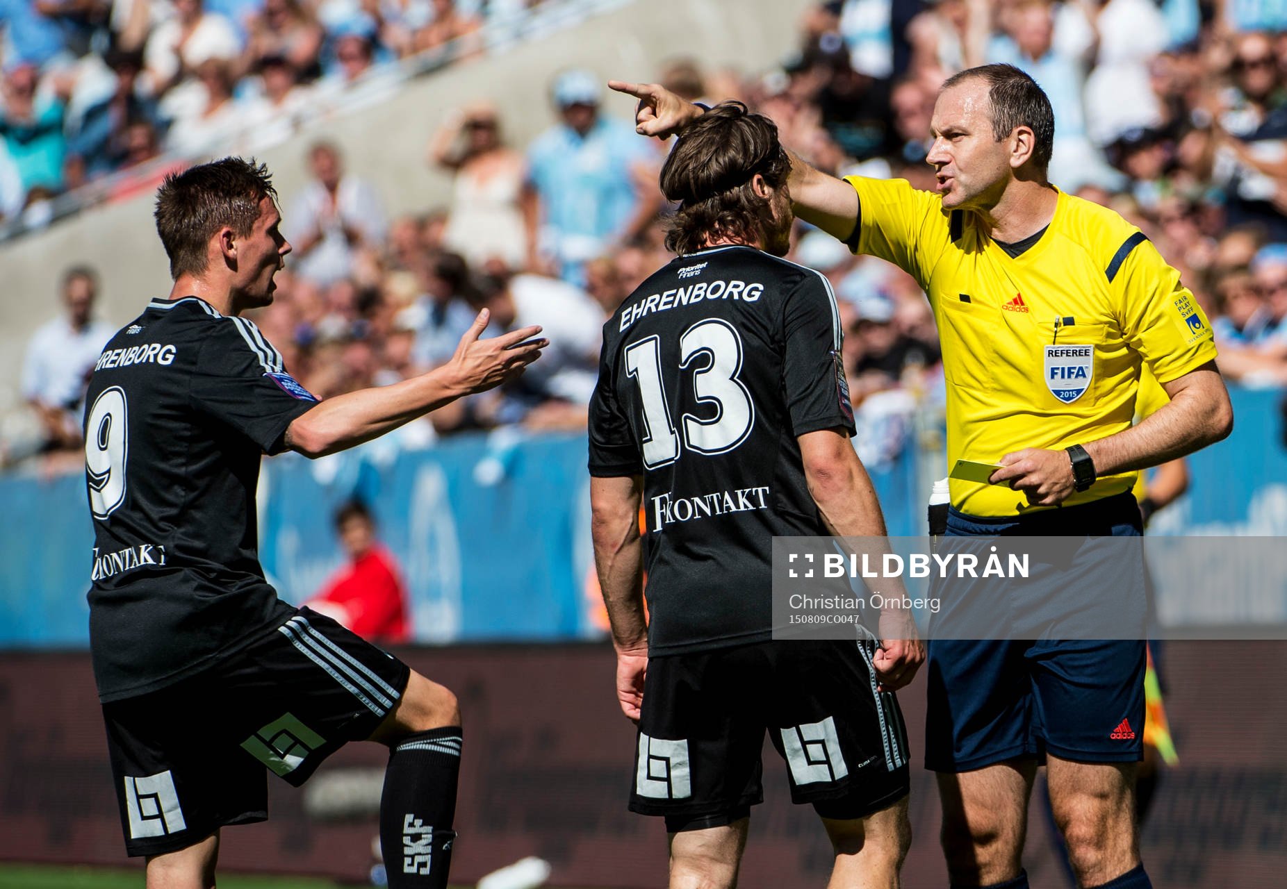 Domaren Jonas Eriksson och ger IFK Göteborgs Gustav