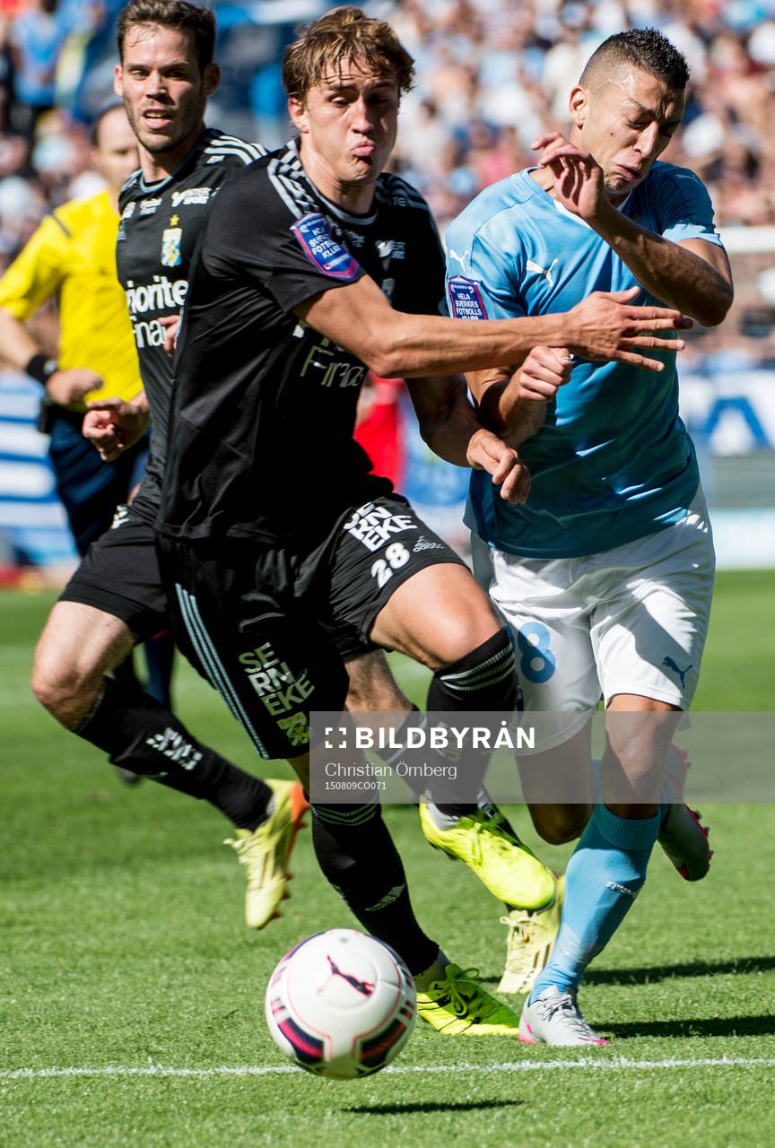 Närkamp mellan IFK Göteborgs Thomas Rogne och Malmö FFs