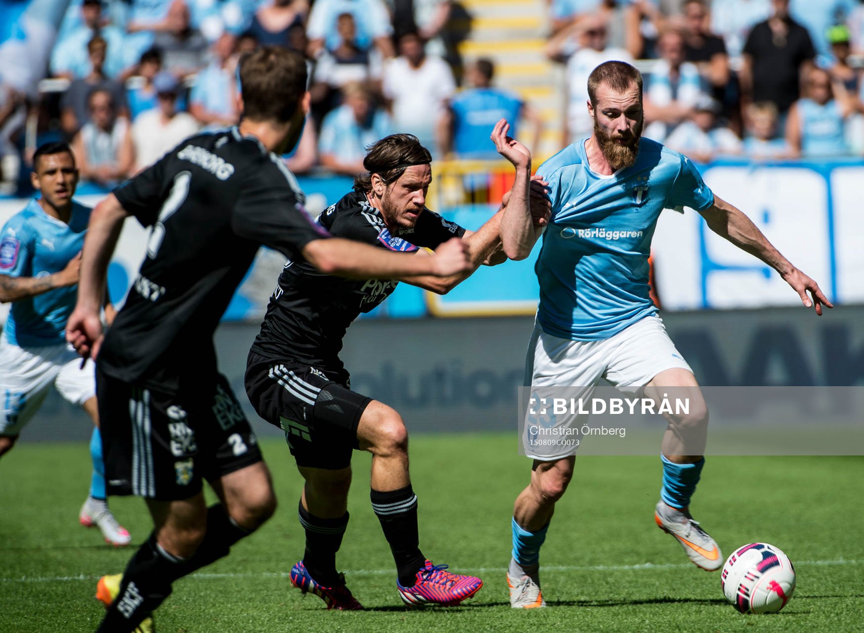 Malmö FFs Jo Inge Berget i närkam med IFK Göteborgs