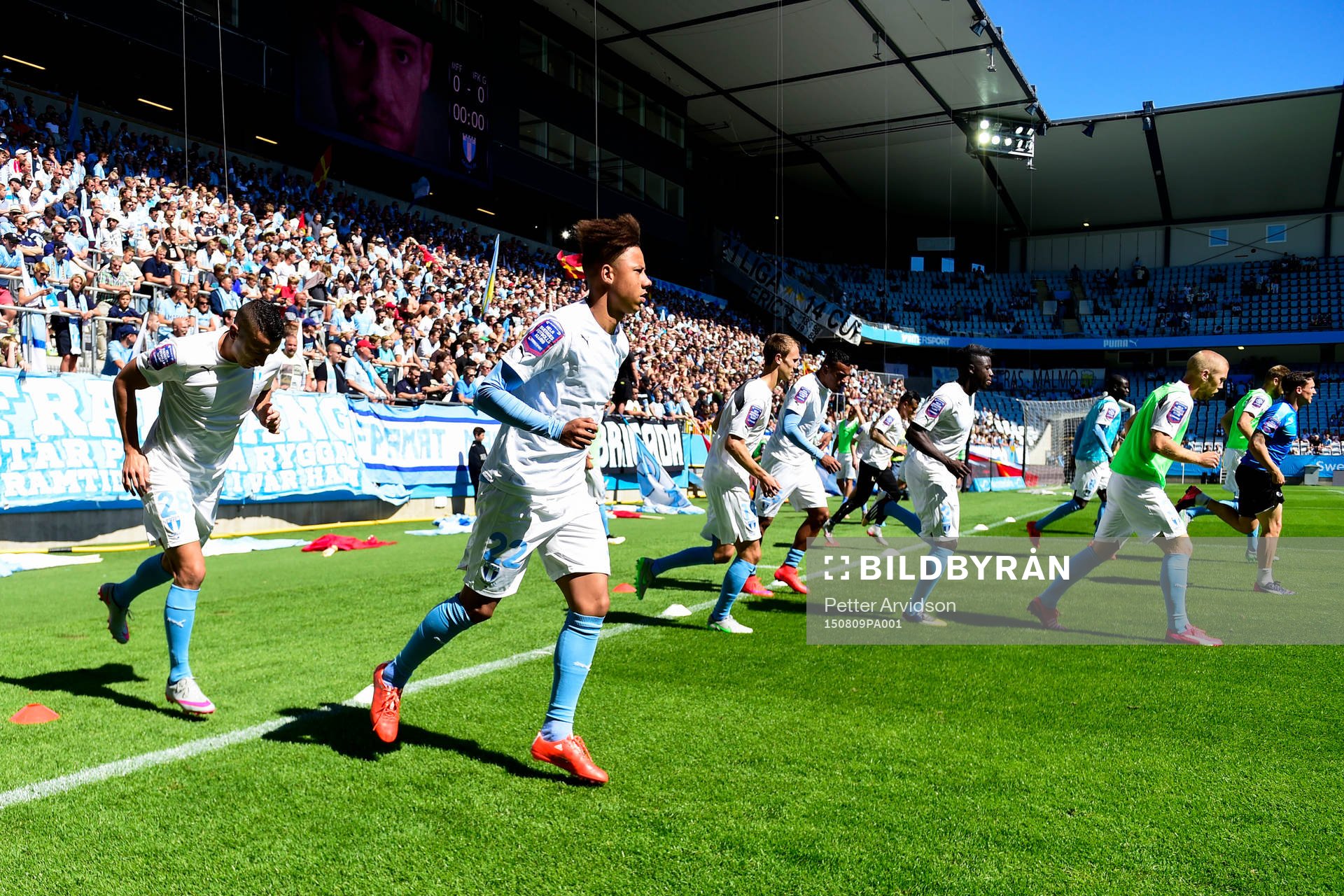 Malmö FFs Nikola Djurjic, och Tobias Sana värmer upp