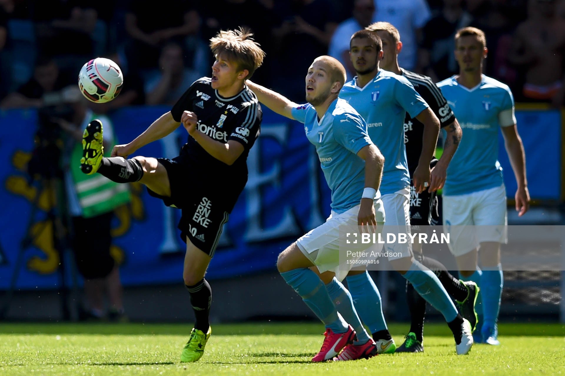 IFK Göteborgs Riku Riskioch Malmö FFs Anton Tinnerholm