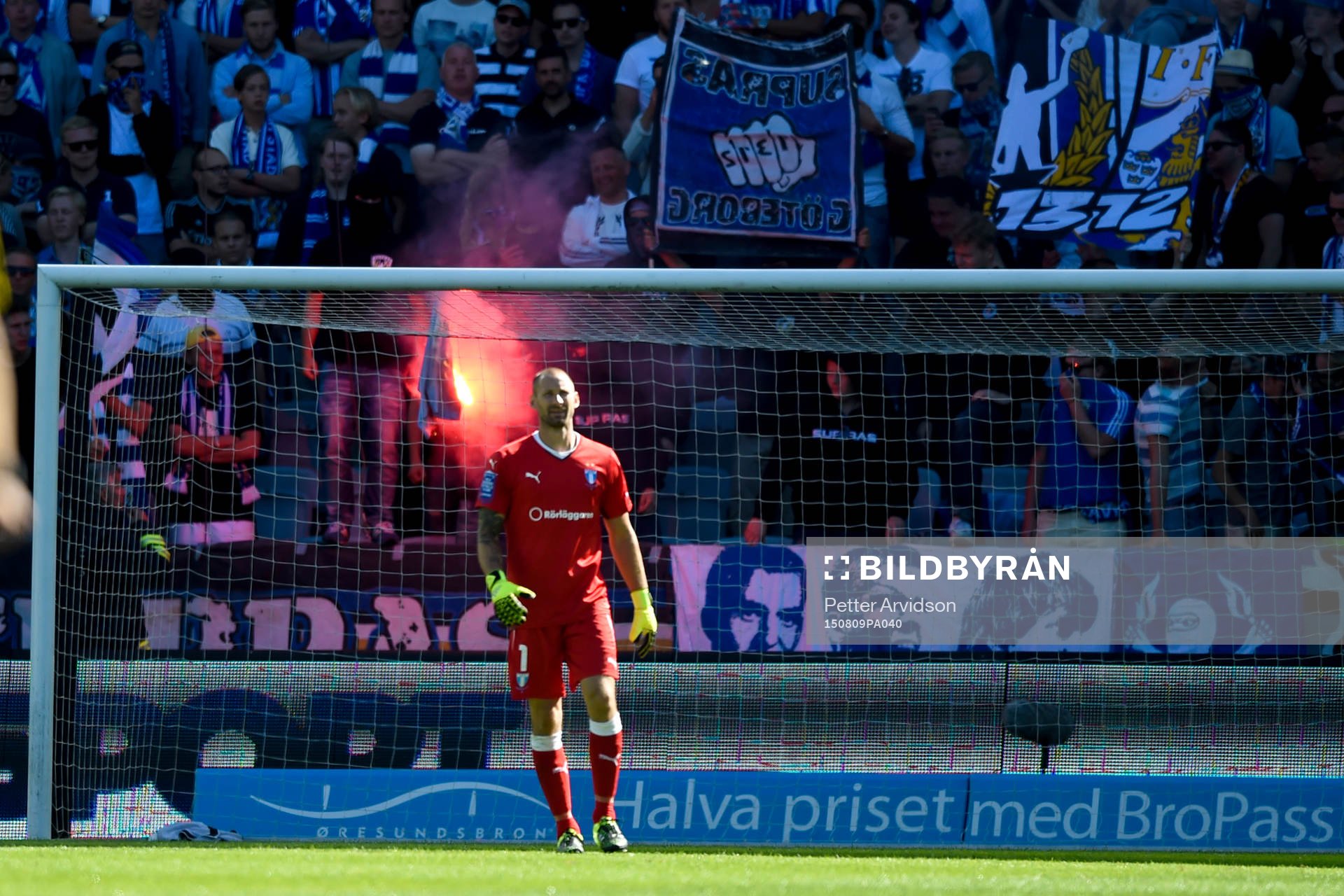 IFK Göteborgs supportrar eldar bakom Malmö FFs målvakt
