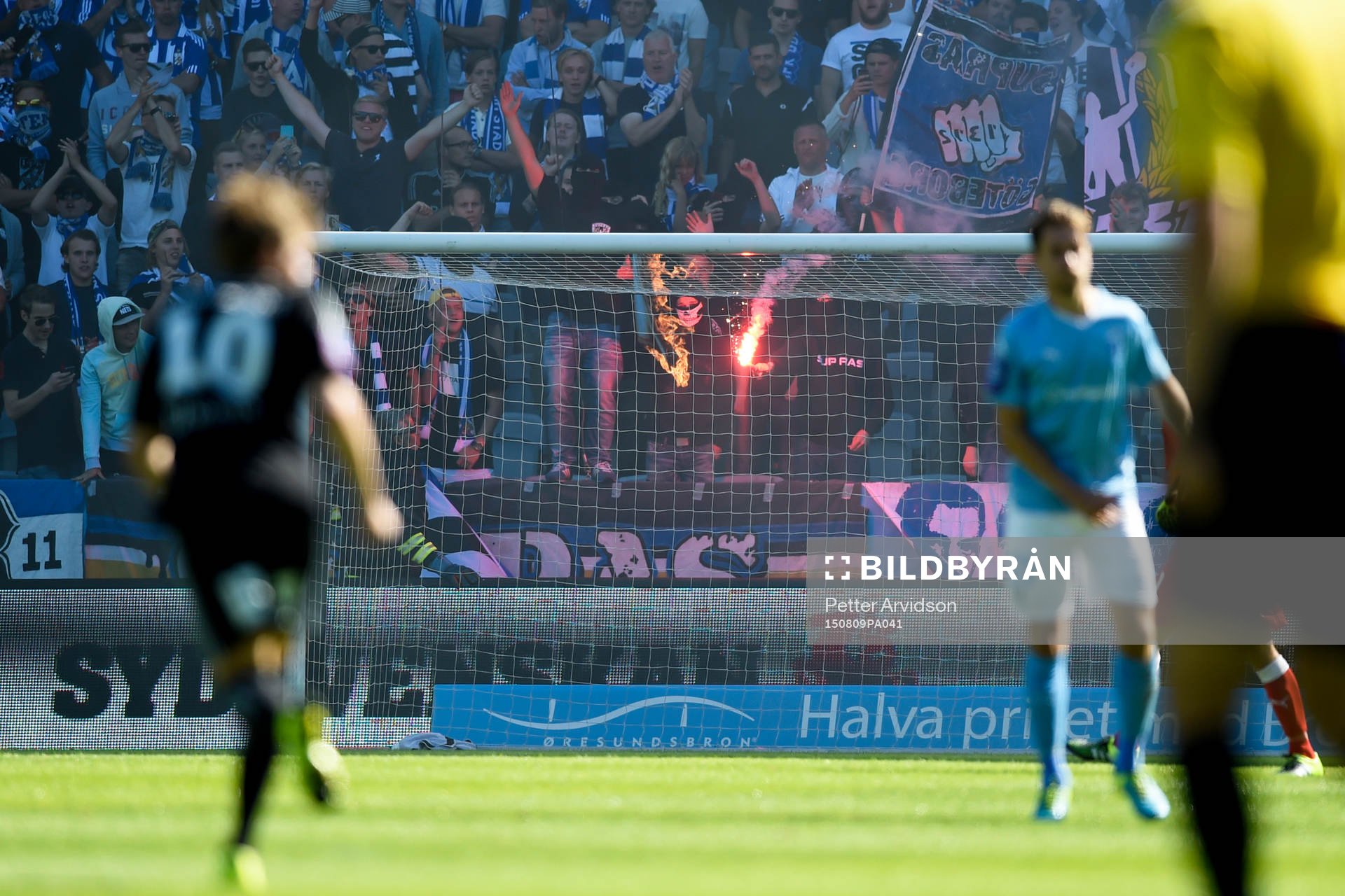 IFK Göteborgs supportrar eldar på läktaren