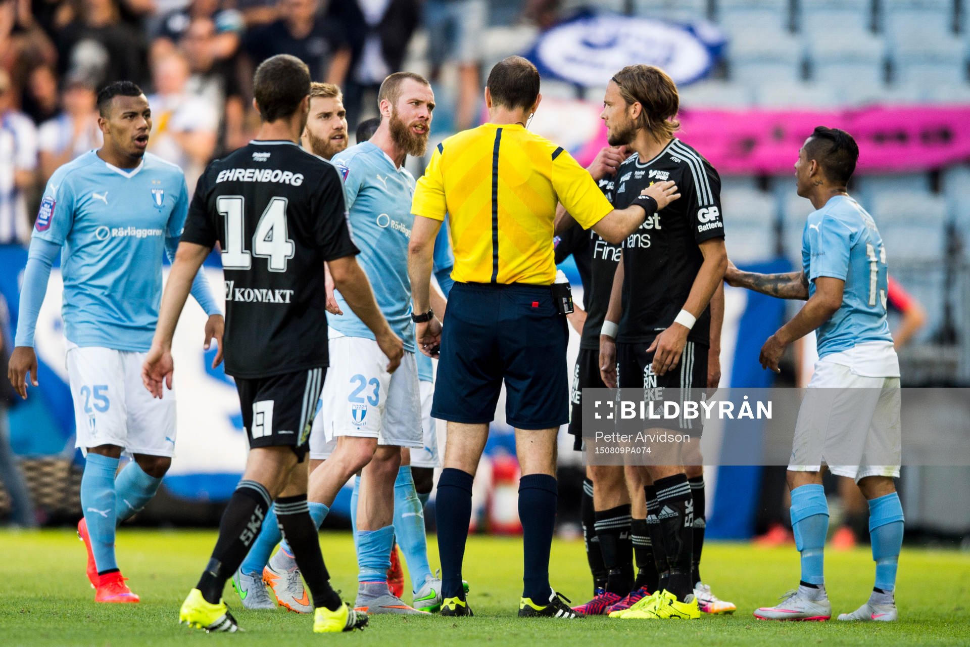 Malmö FFs och IFK Göteborgs spelare i samtal med domare