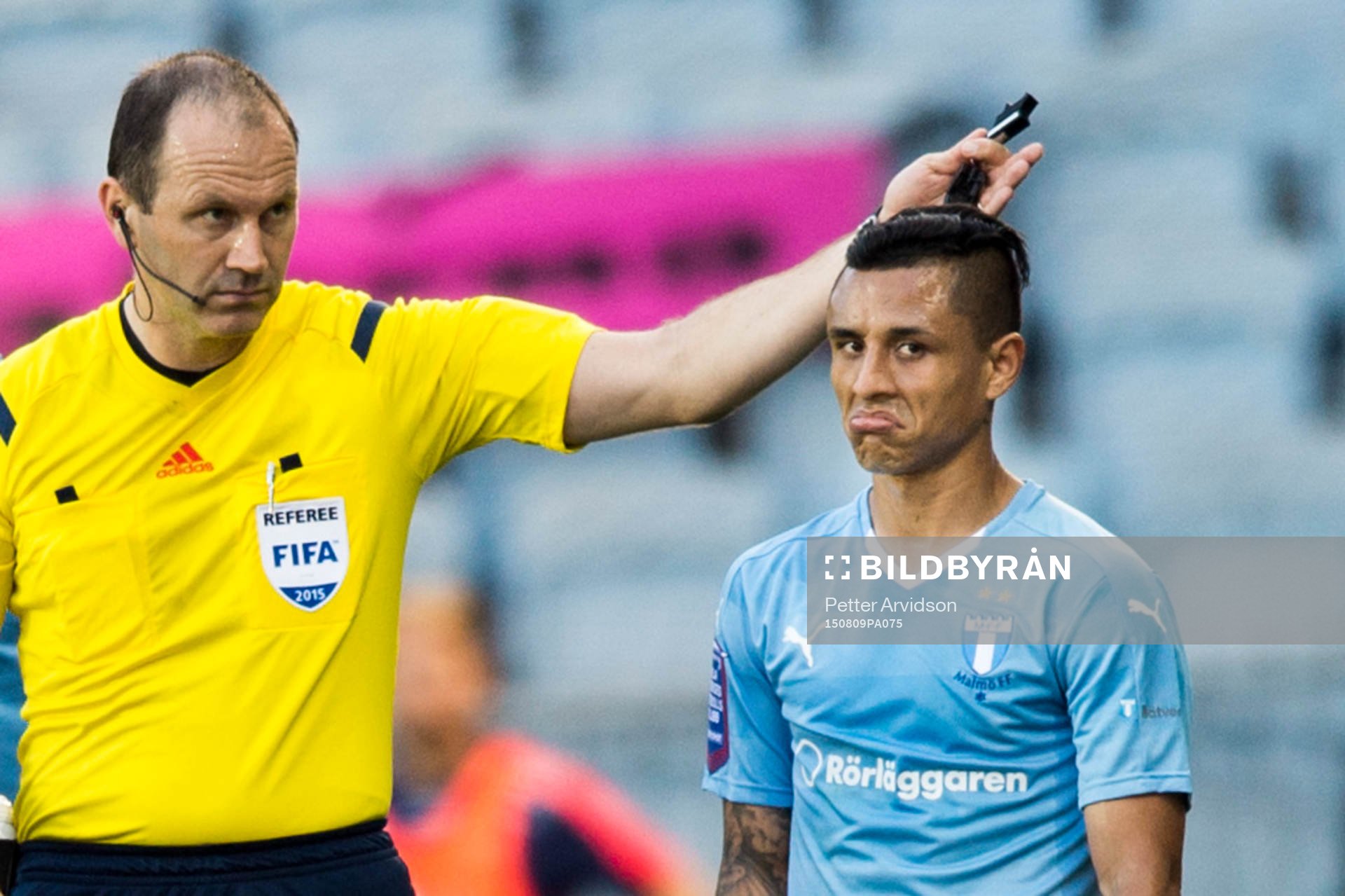 Domare Jonas Eriksson visar ut Malmö FFs Yoshimar Yotún