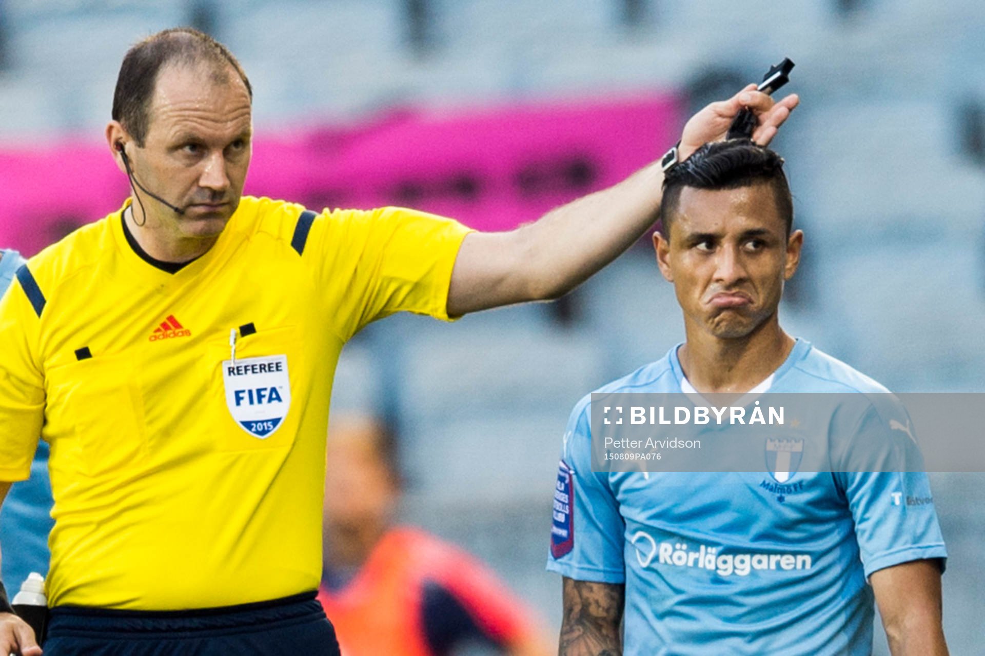 Domare Jonas Eriksson visar ut Malmö FFs Yoshimar Yotún