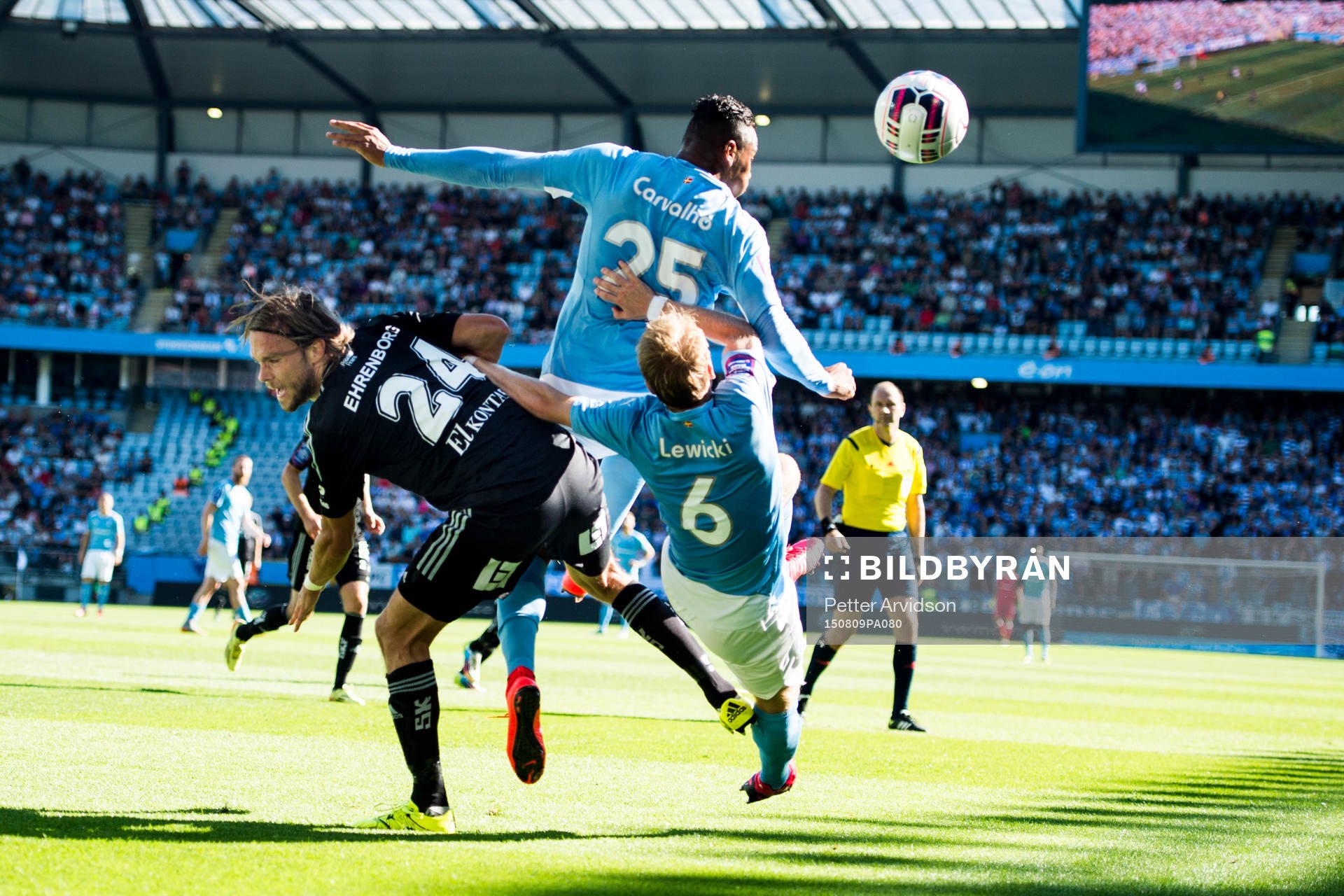 IFK Göteborgs Tom Pettersson i kollision med Malmö FFs