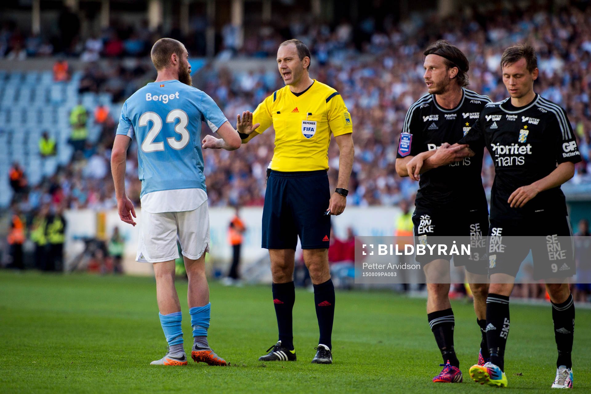 Domare Jonas Eriksson i samtal med Malmö FFs Jo Inge Berget under fotbollsmatchen i Allsvenskan mellan Malmö FF och IFK Göteborg den 9 augusti 2015 i Malmö.