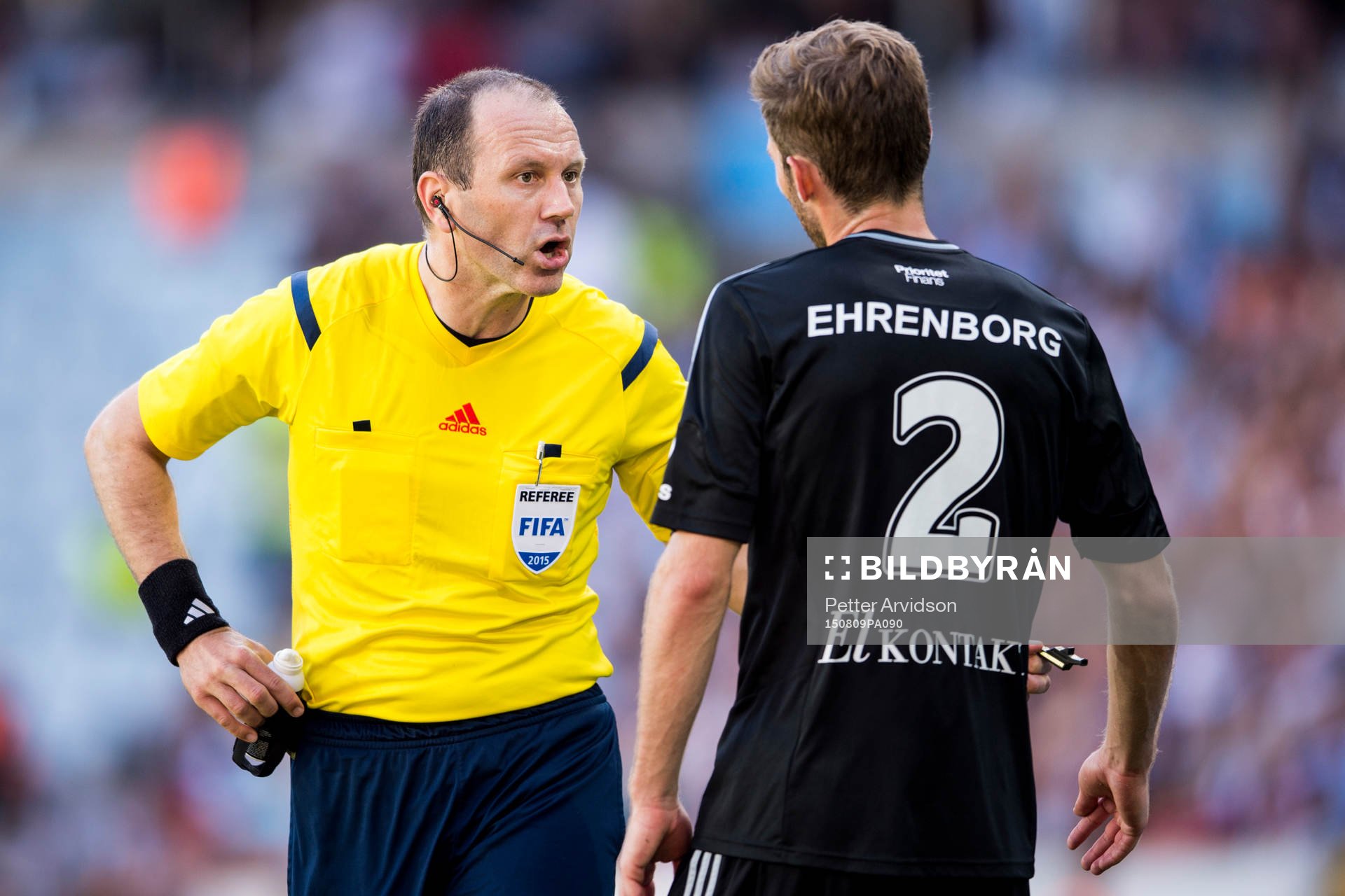 Domare Jonas Eriksson i samtal med IFK Göteborgs Emil