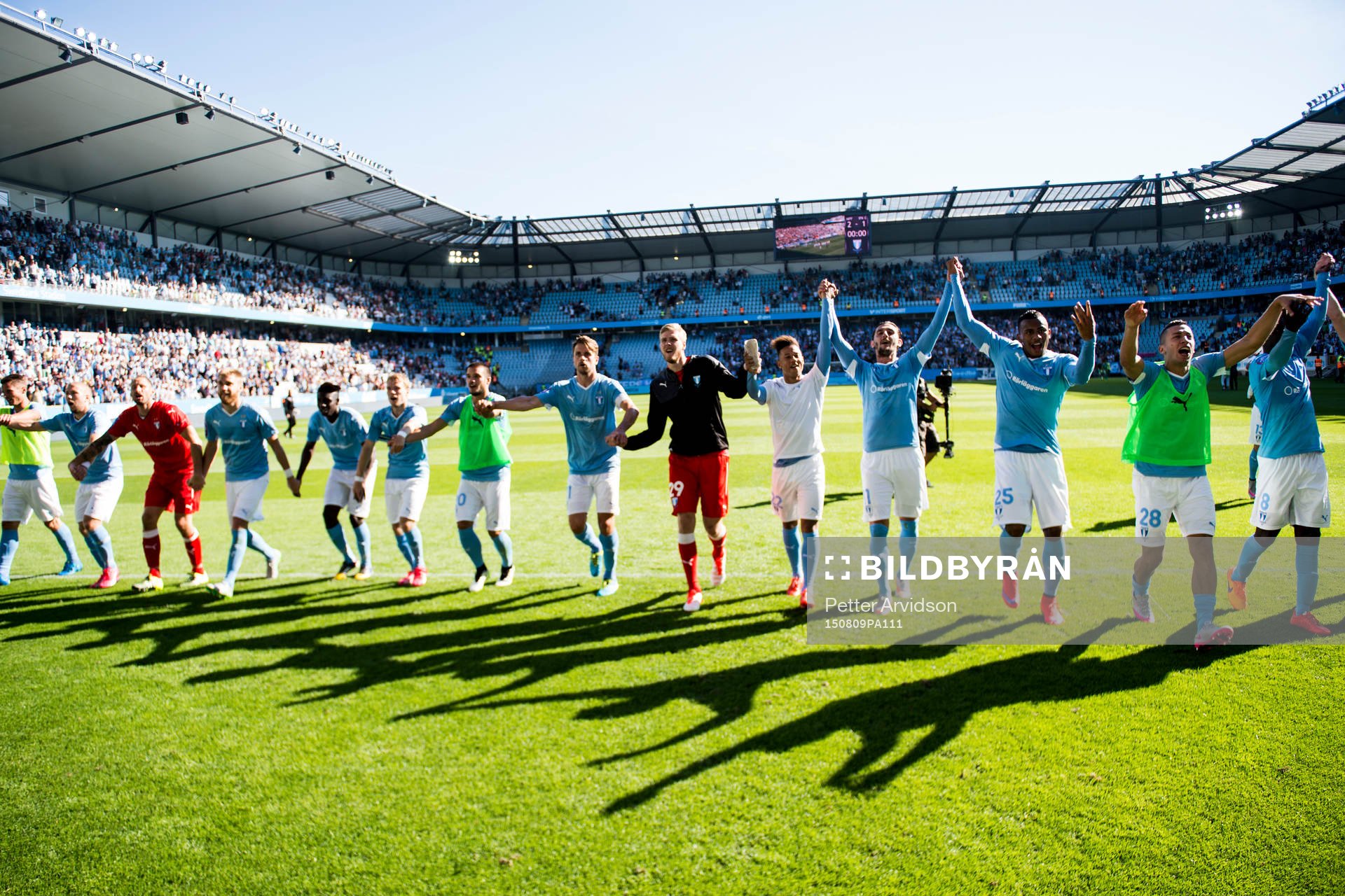 Malmö FFs spelare jublar mot publiken