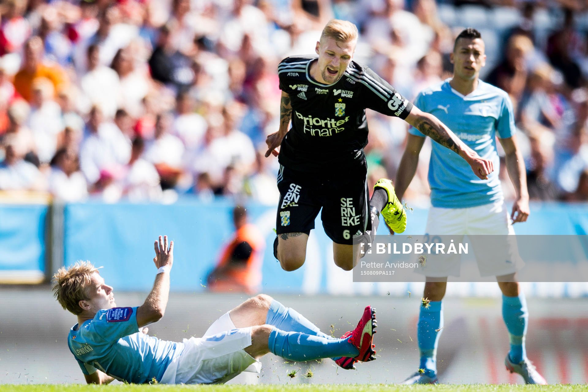 IFK Göteborgs Sebastian Eriksson tacklas av Malmö FFs