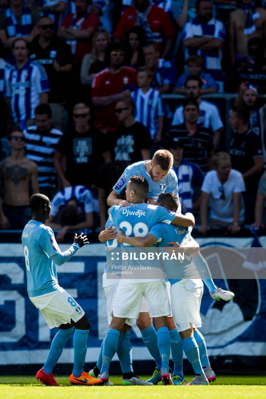 Malmö FFs spelare med Rasmus Bengtsson överst jublar