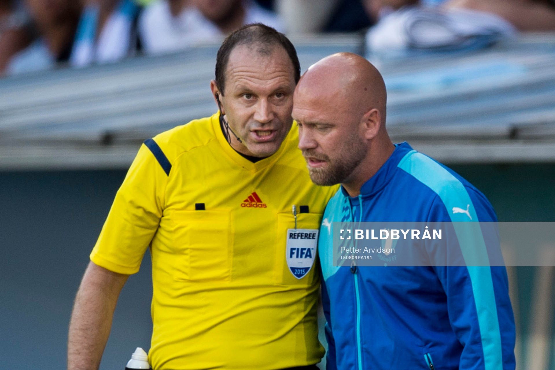 Domare Jonas Eriksson i samtal med Malmö FFs assisterande