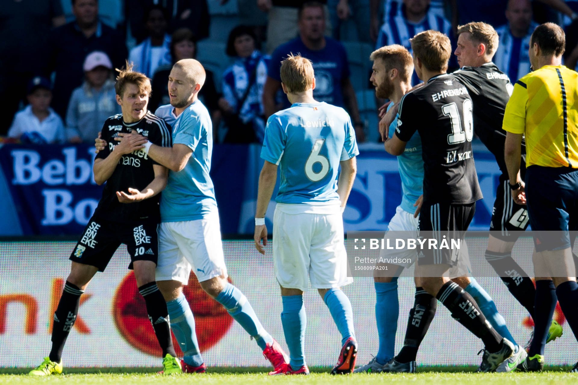 Malmö FFs Anton Tinnerholm plockar bort IFK Göteborgs