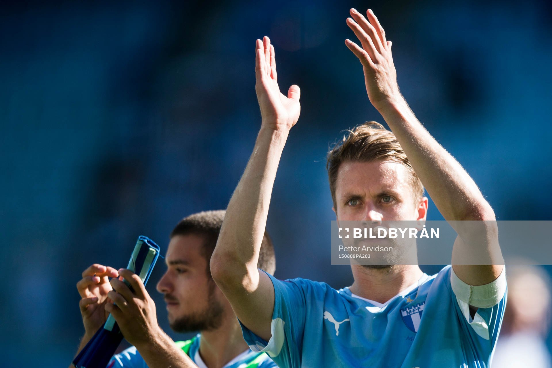 Malmö FFs Kari Arnason tackar publiken