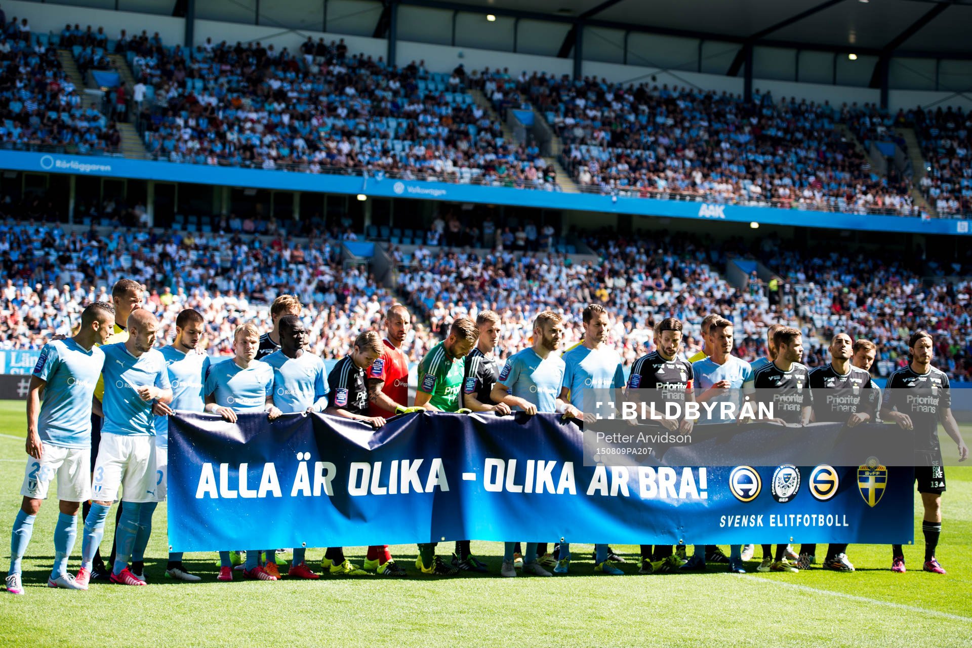 Malmö FF och IFK Göteborgs spelare håller upp en