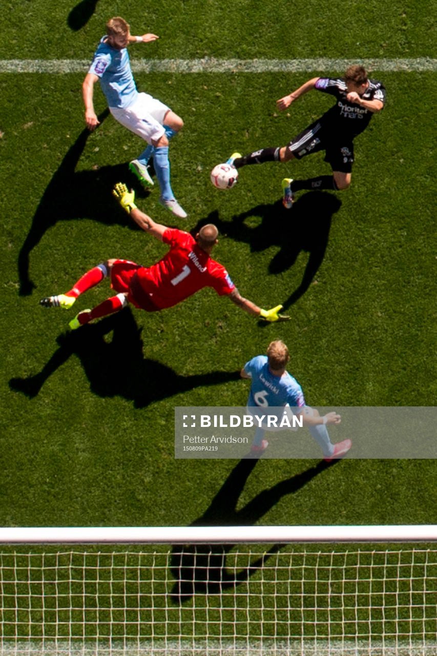 IFK Göteborgs Jakob Ankersen skjuter mot Malmö FFs