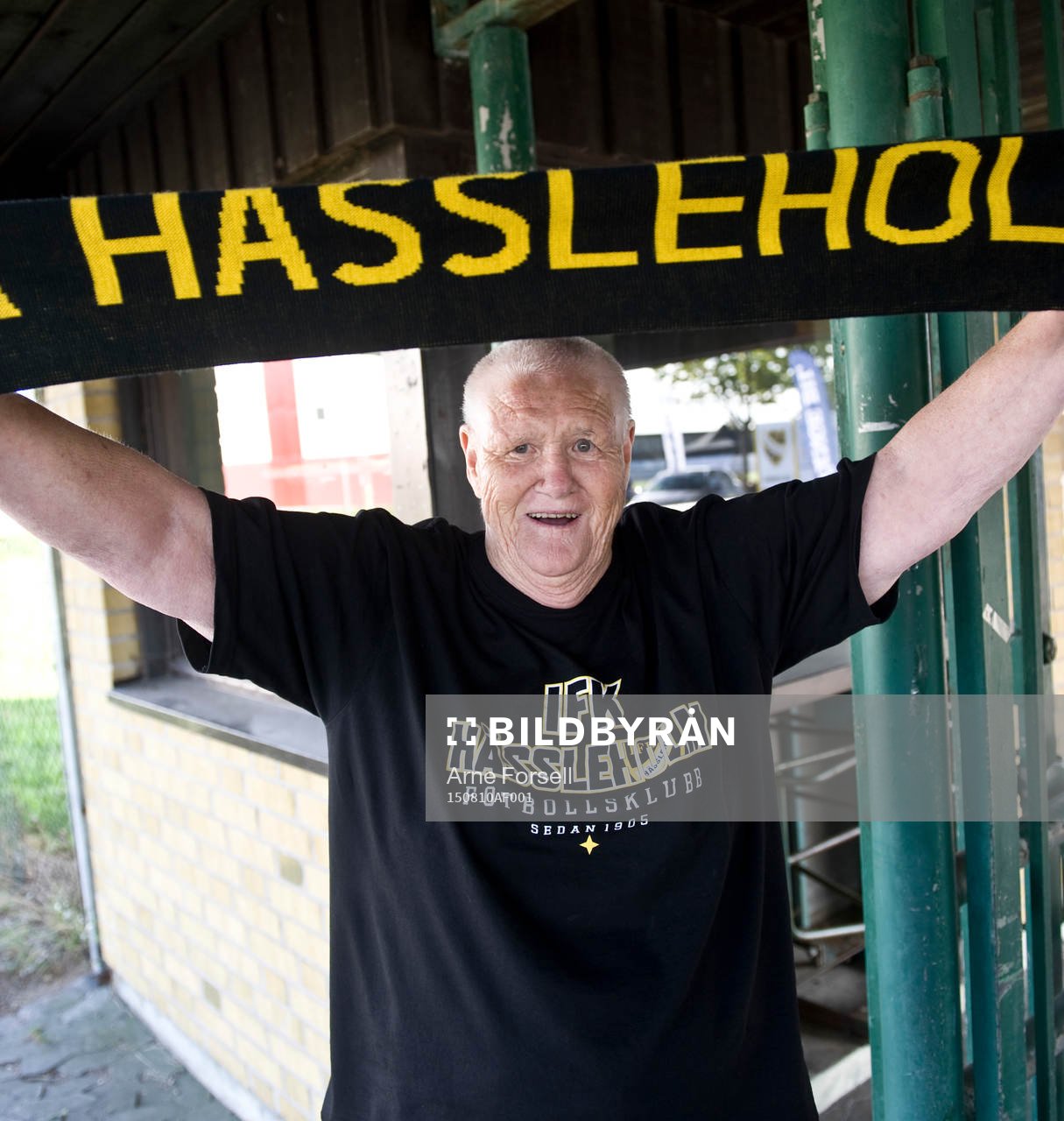 Per Inge Dahlkvist signalerar för IFK