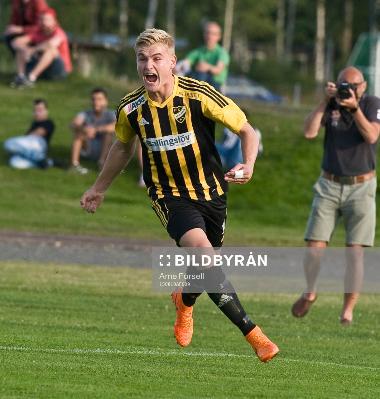 Linus Svensson jublar