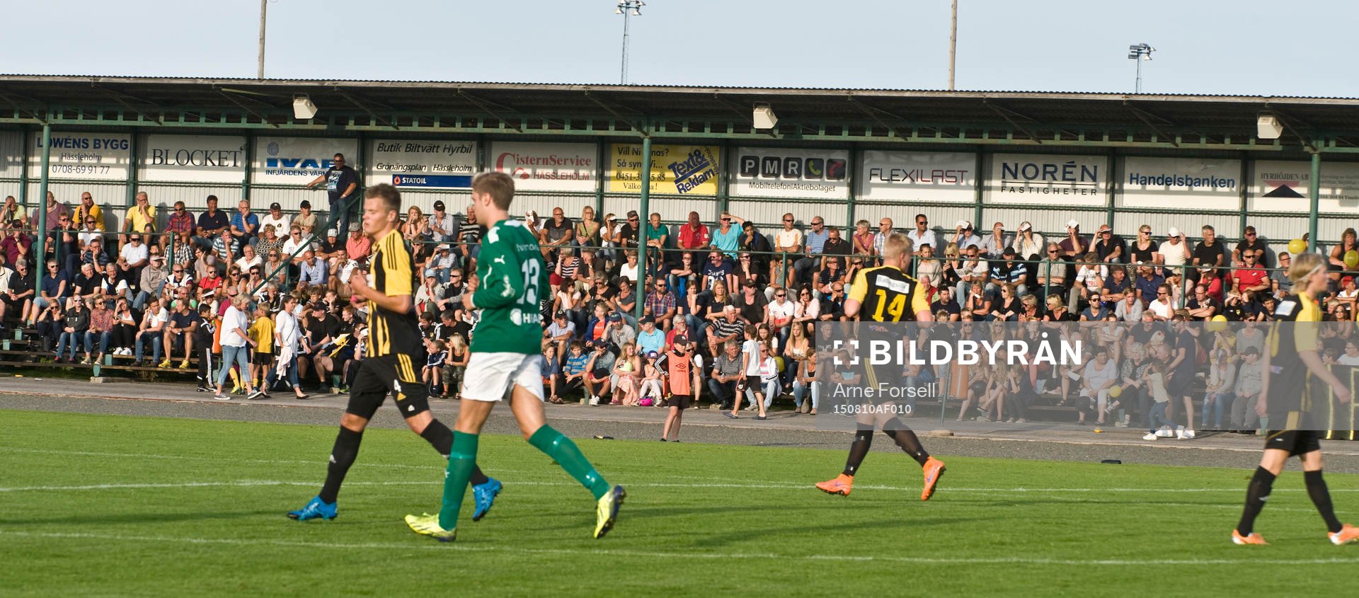 Välfyllda läktre på Österås vid derbyt