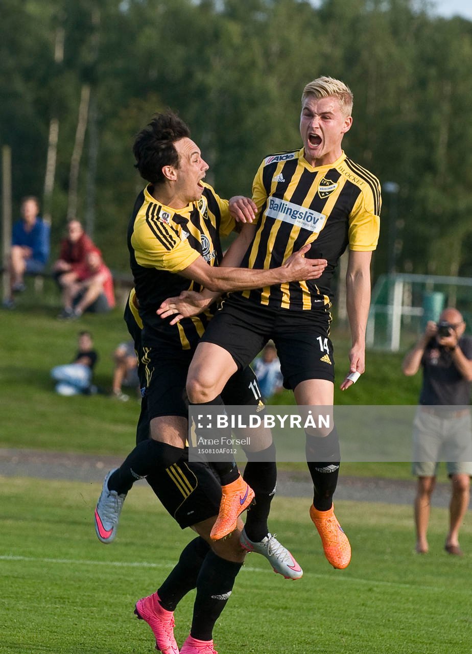 Karim Al Asi och Linus Svensson jublar eftrer 1-0 till IFK