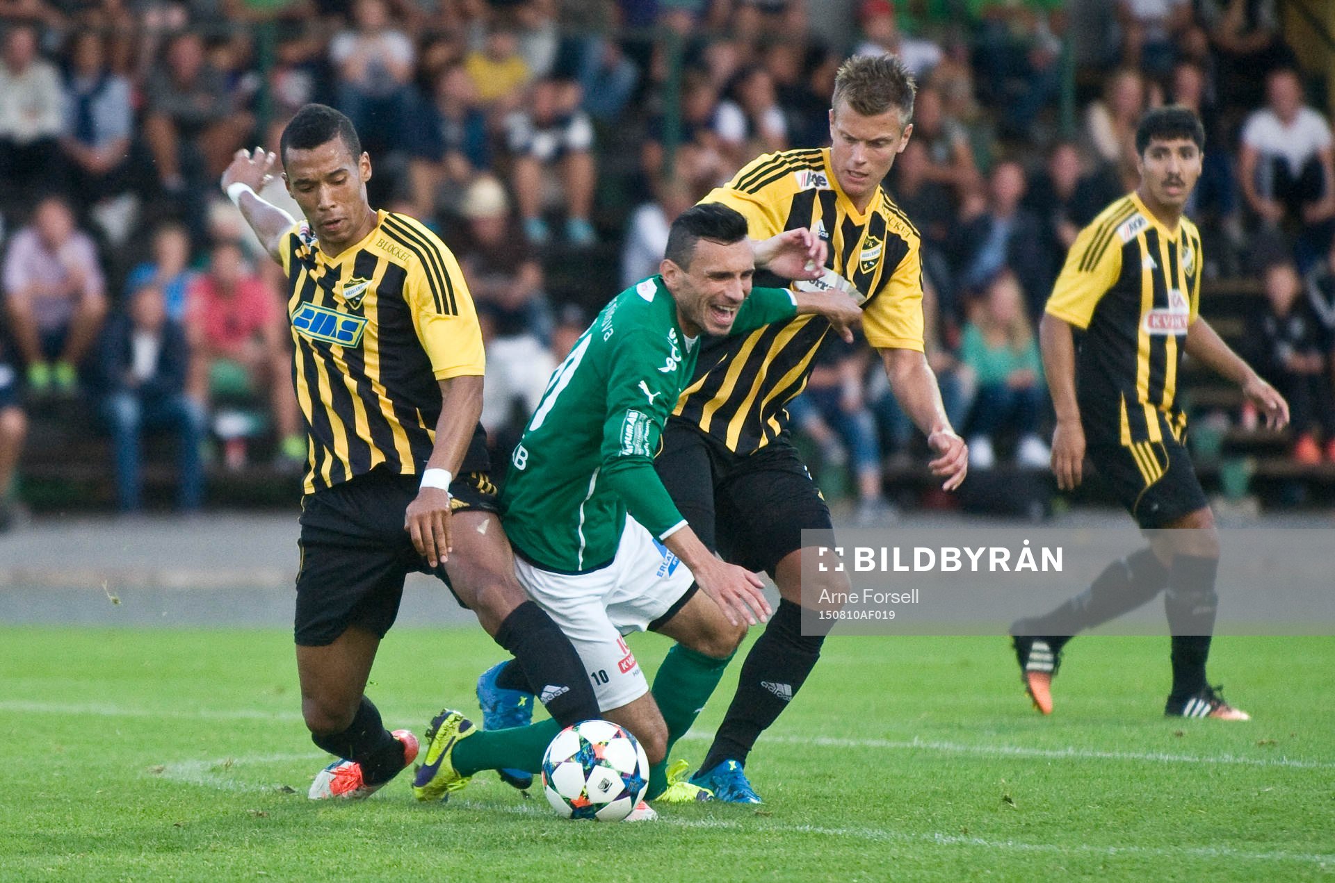 Burhim Rexhepi blir nedtagen av två IFK_are