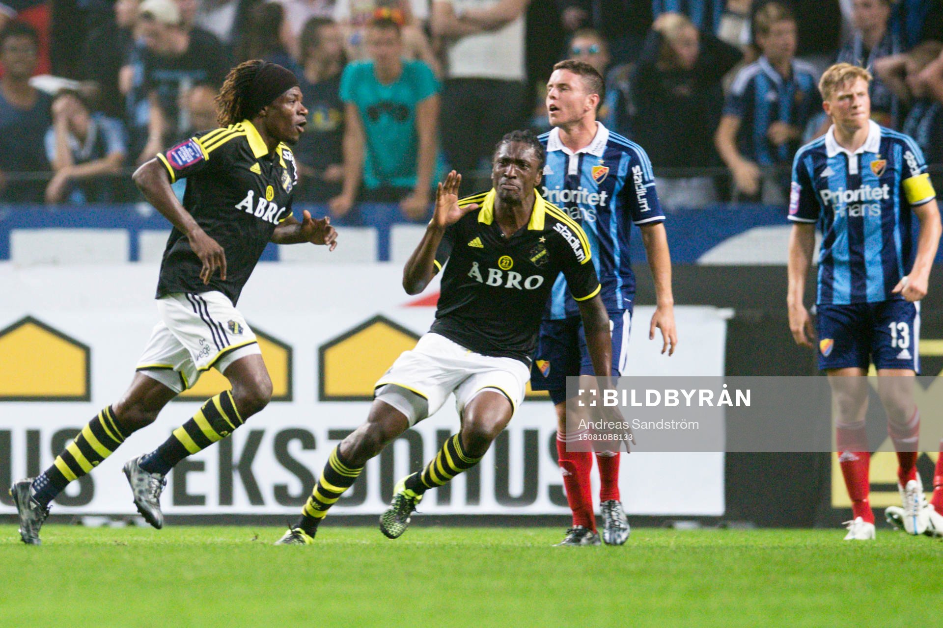 AIK:s Mohamed Bangura jublar efter 1-0 under fotbollsmatchen i Allsvenskan mellan AIK och Djurgården den 10 augusti 2015 i Stockholm. 