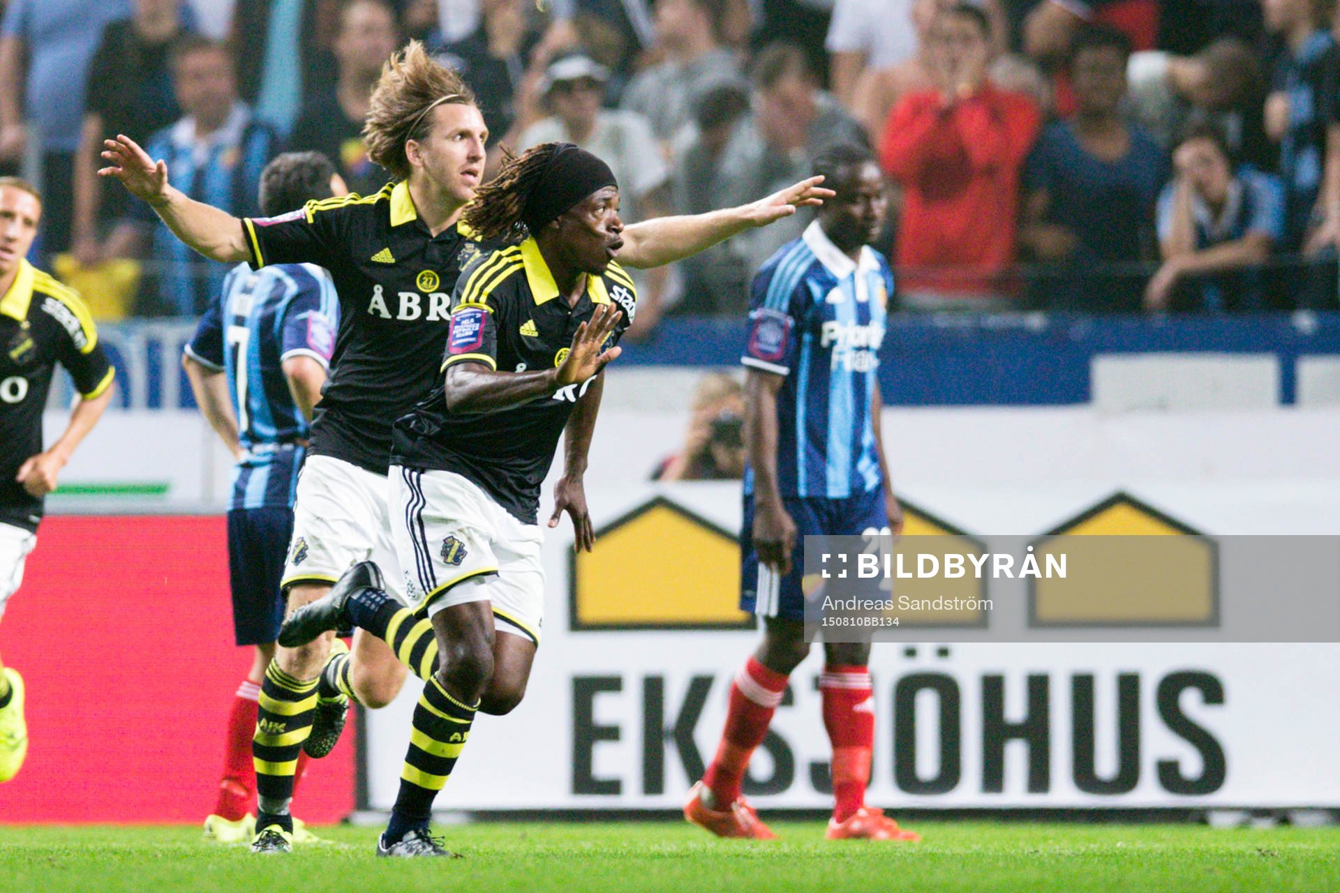 AIK:s Mohamed Bangura jublar efter 1-0 under fotbollsmatchen i Allsvenskan mellan AIK och Djurgården den 10 augusti 2015 i Stockholm. 